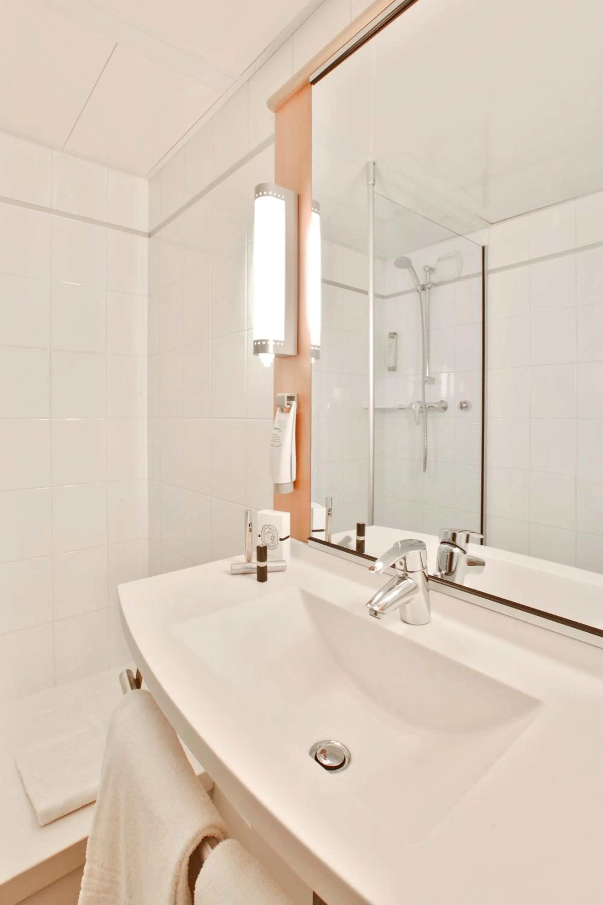 Bathroom in ibis Lille Centre Gares