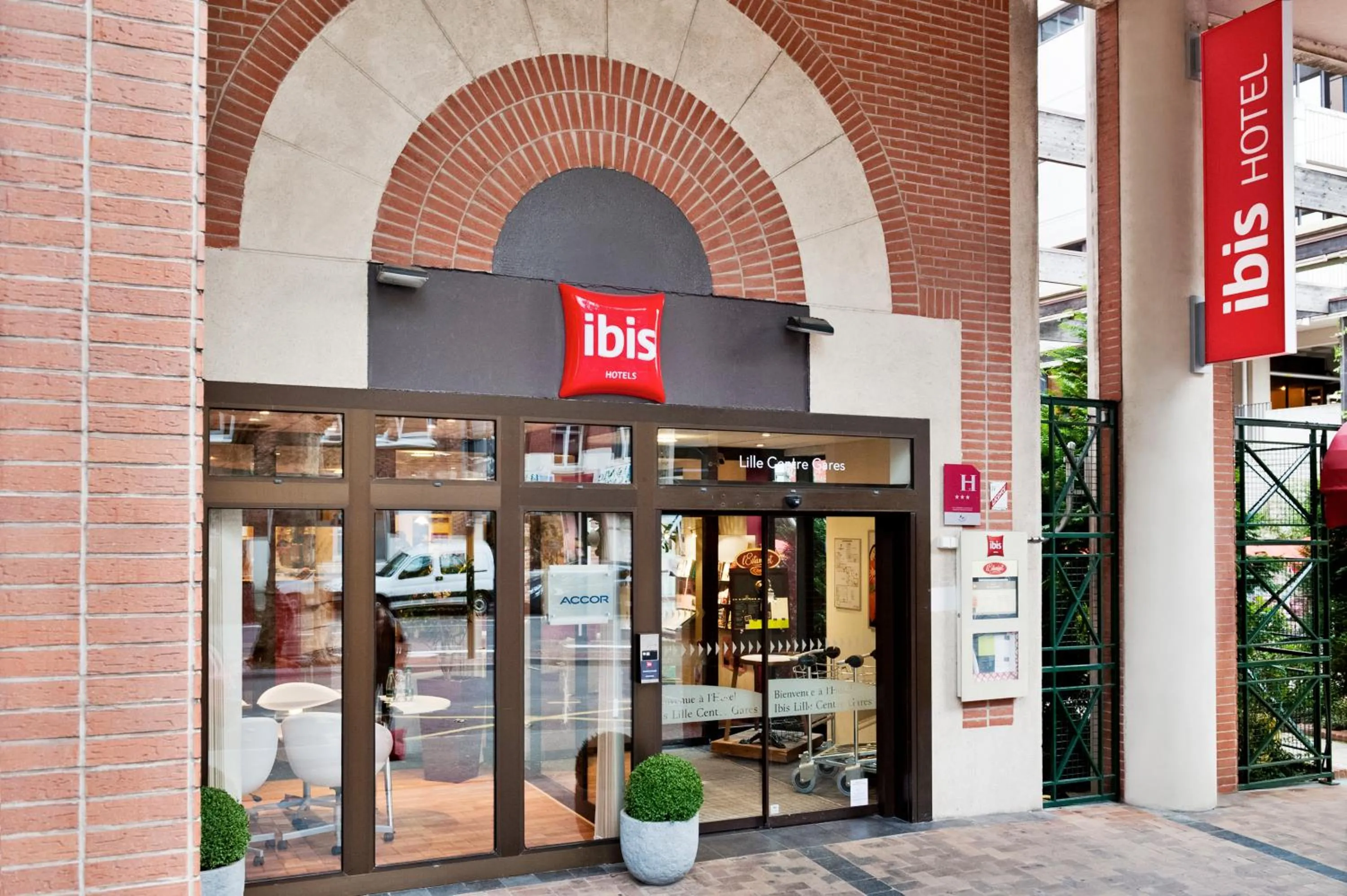 Facade/entrance in ibis Lille Centre Gares