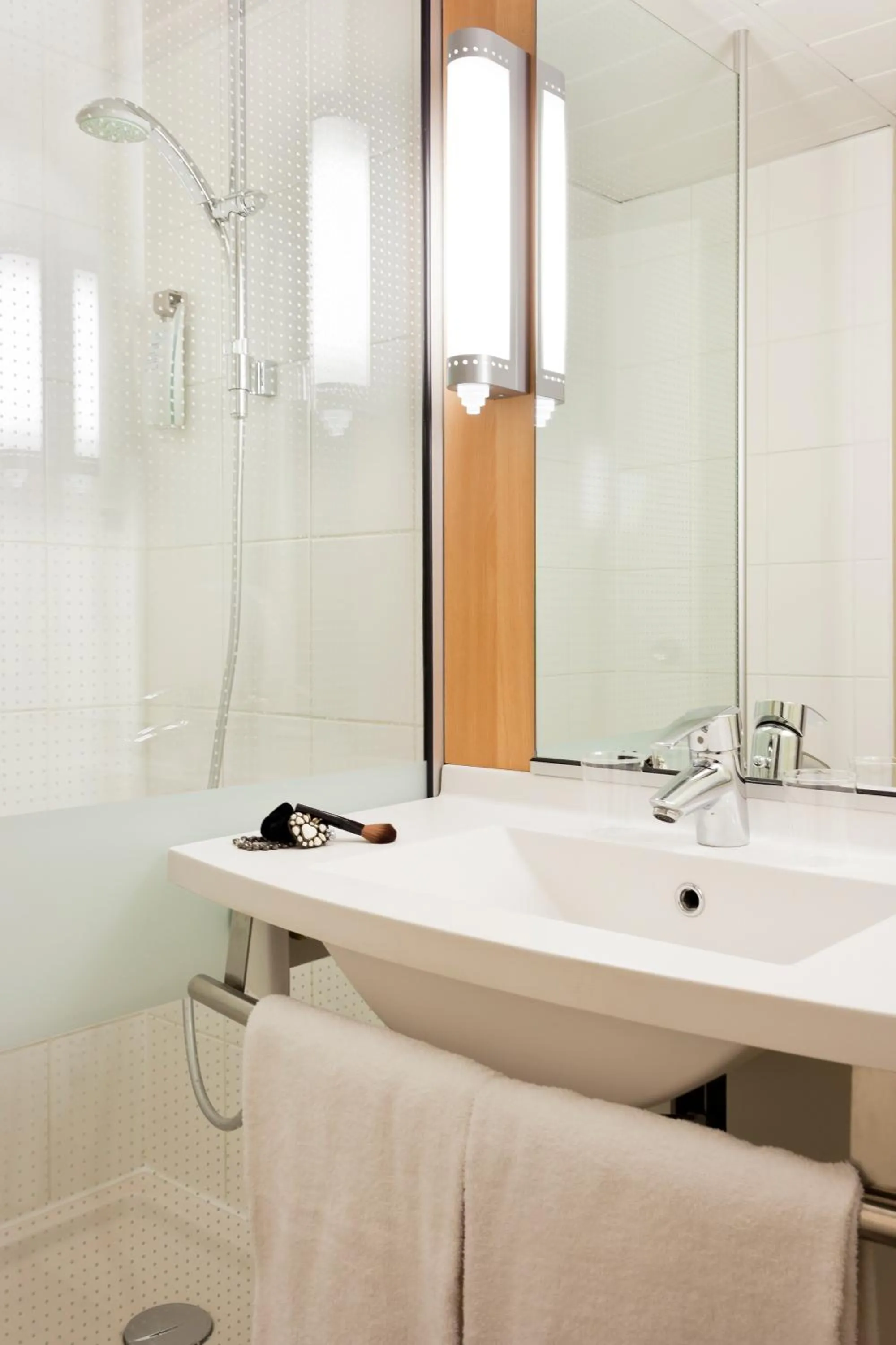 Shower in ibis Lille Centre Gares