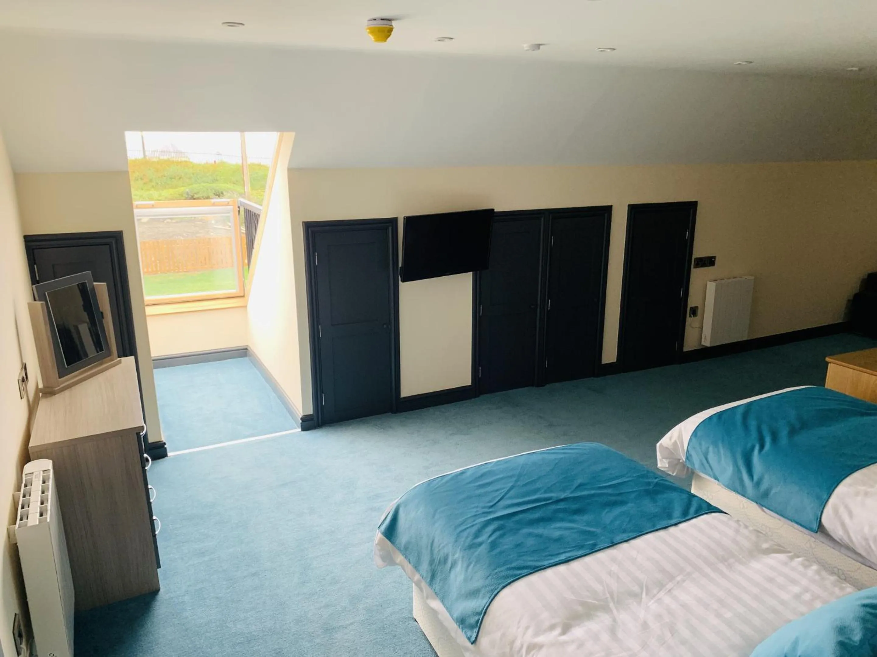 Bedroom, Bed in Barmouth Beach Club