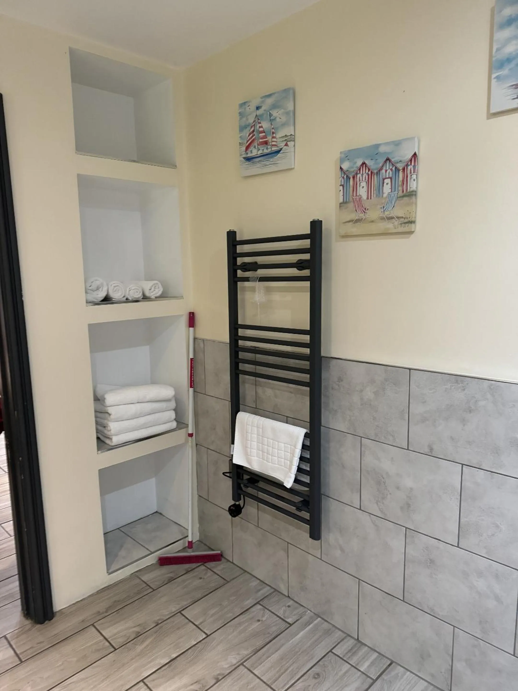 Bathroom, Bed in Barmouth Beach Club