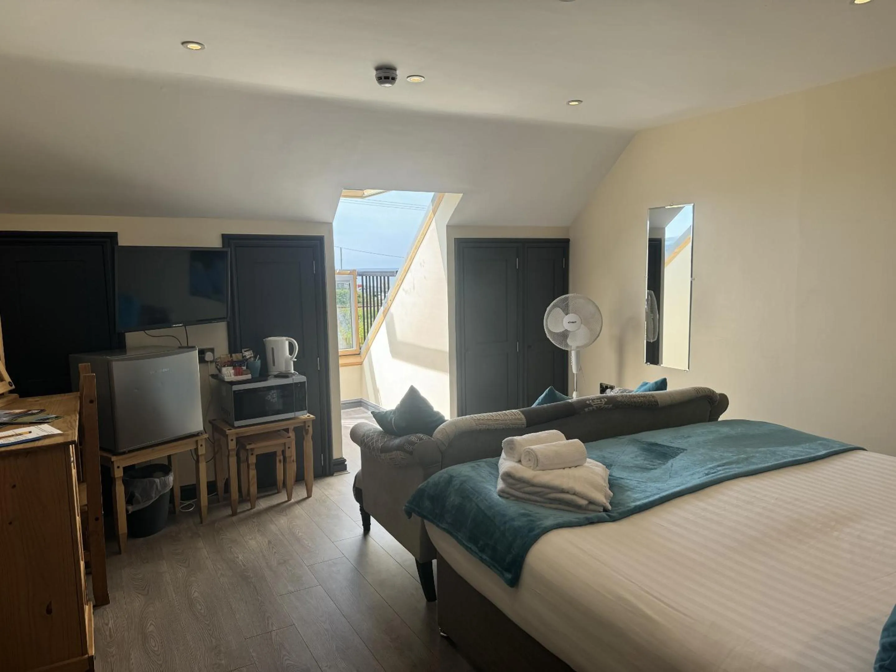 Bedroom, Bed in Barmouth Beach Club