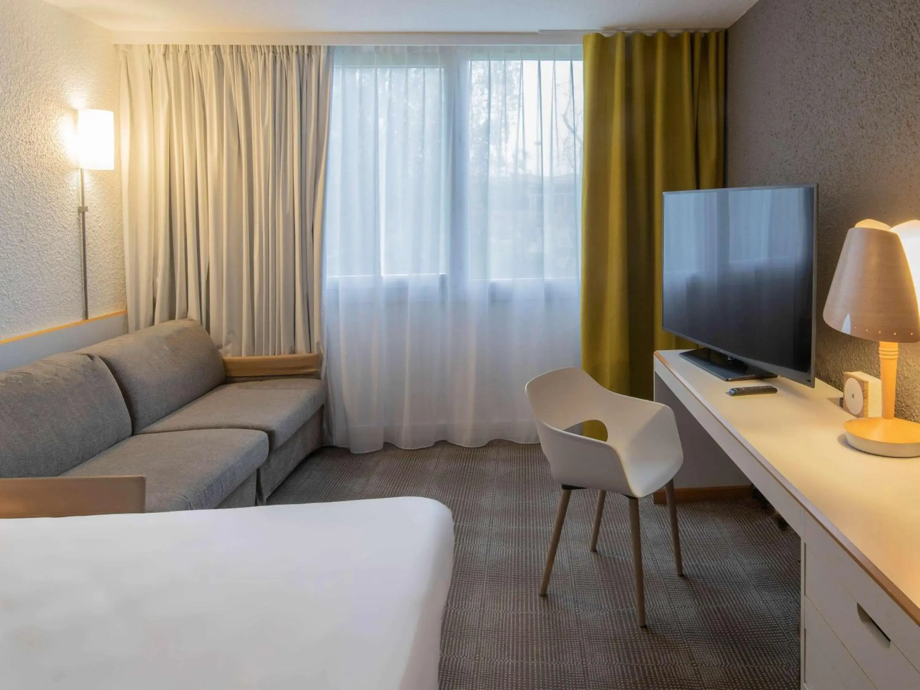 Photo of the whole room, Bed in Novotel Dijon Sud Photo of the whole room, Bed in Novotel Dijon Sud