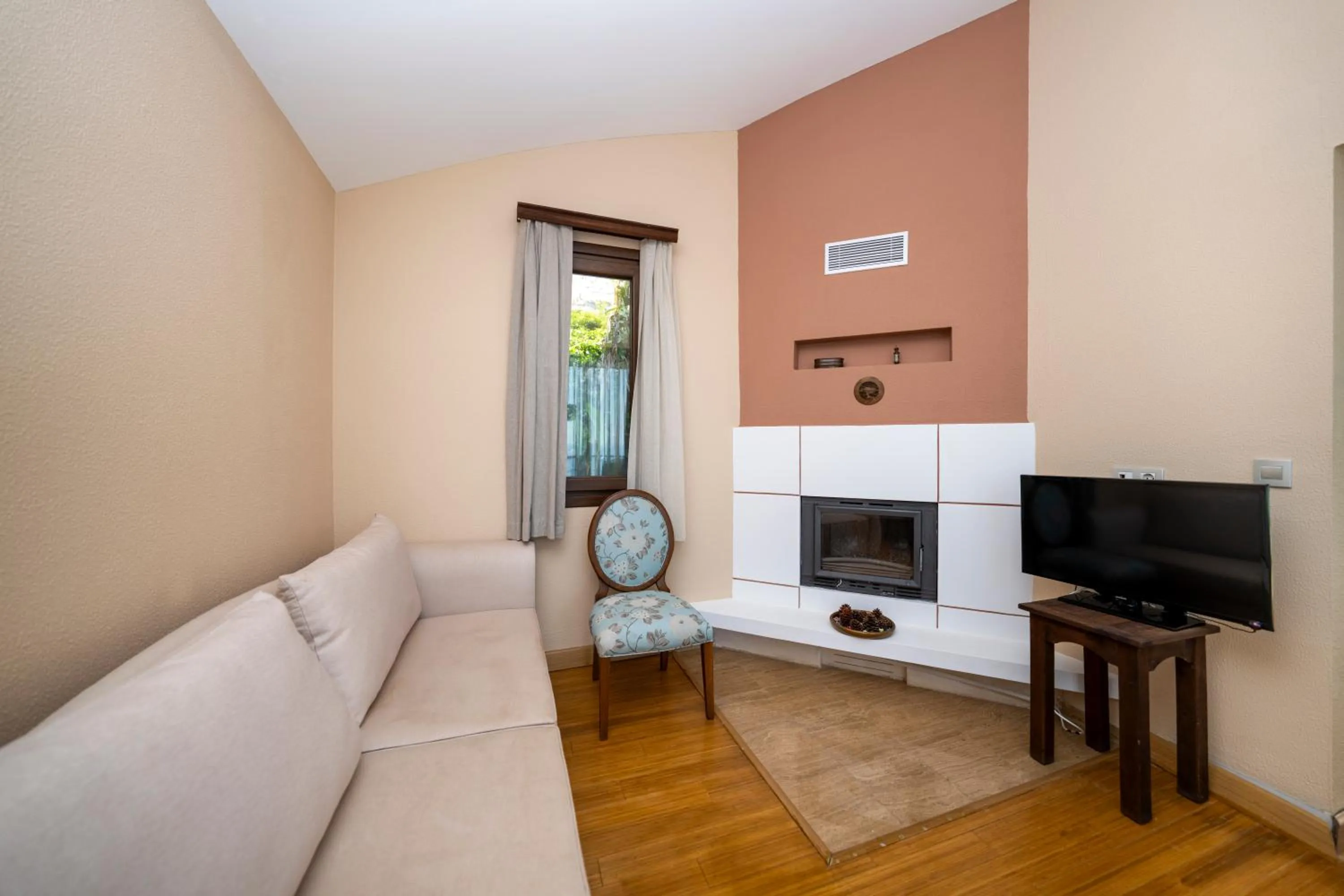 Communal lounge/ TV room in Lissiya Hotel