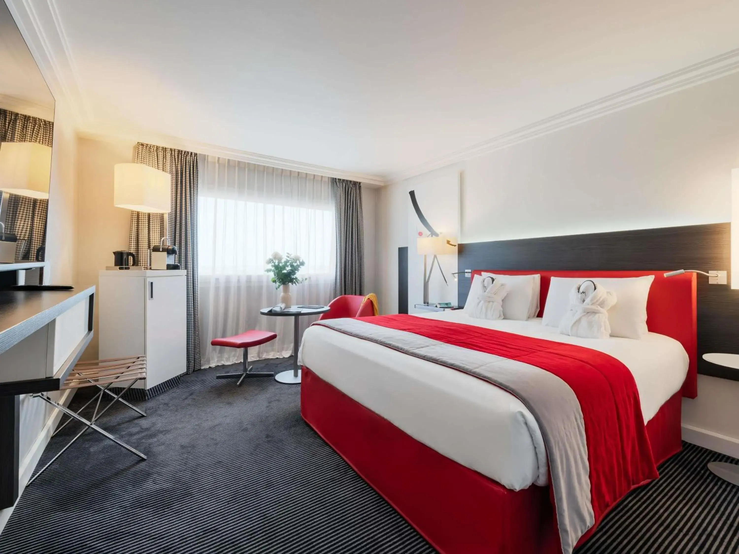 Property building, Bed in Mercure Paris CDG Airport & Convention Property building, Bed in Mercure Paris CDG Airport & Convention
