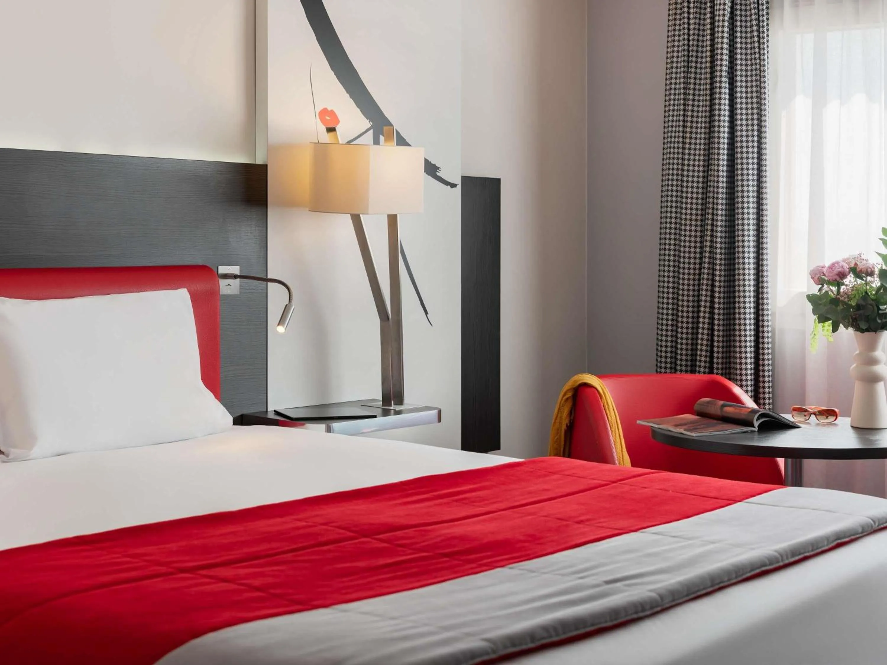 Bed in Mercure Paris CDG Airport & Convention