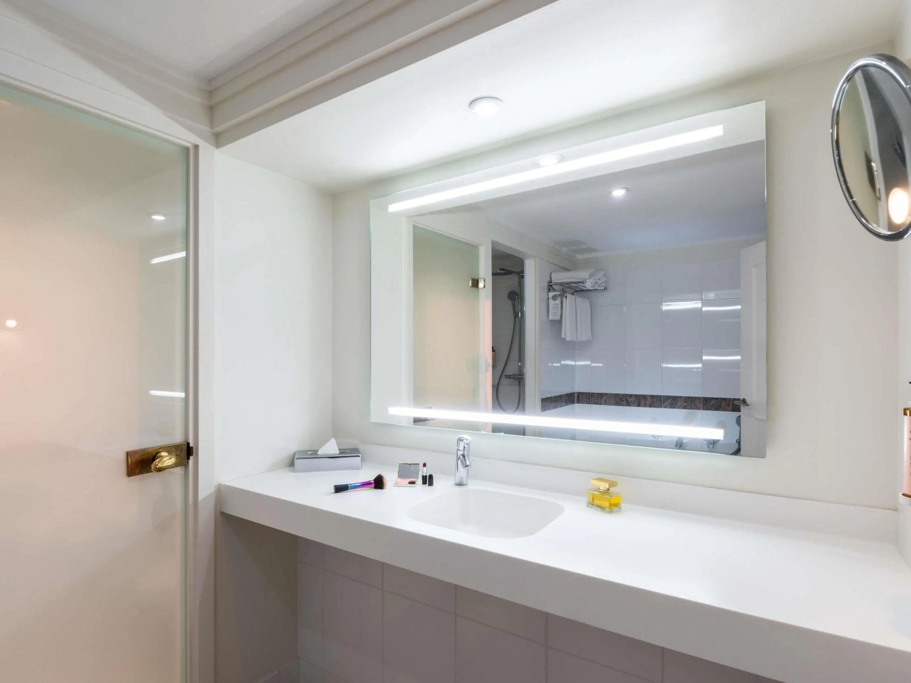 Bathroom in Mercure Paris CDG Airport & Convention