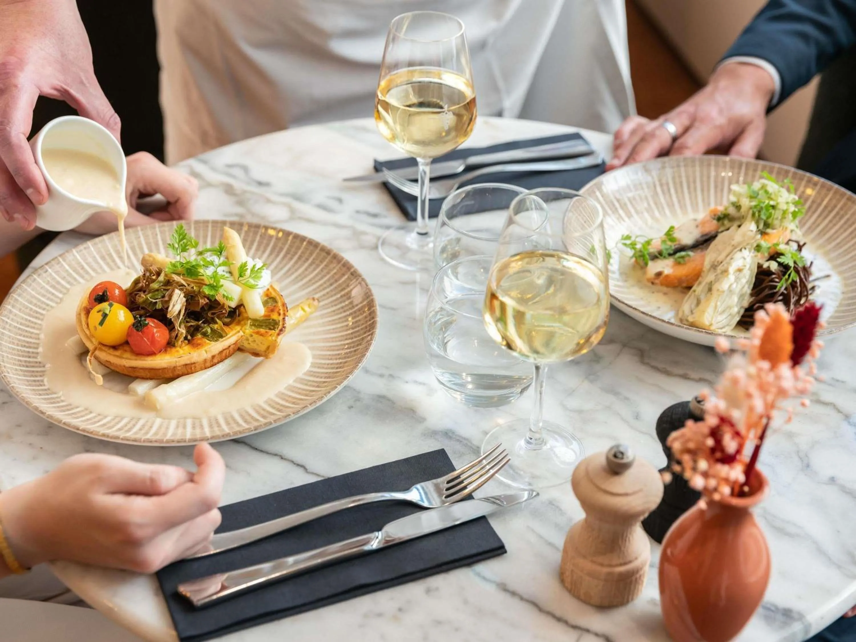 Restaurant/places to eat in Mercure Paris CDG Airport & Convention