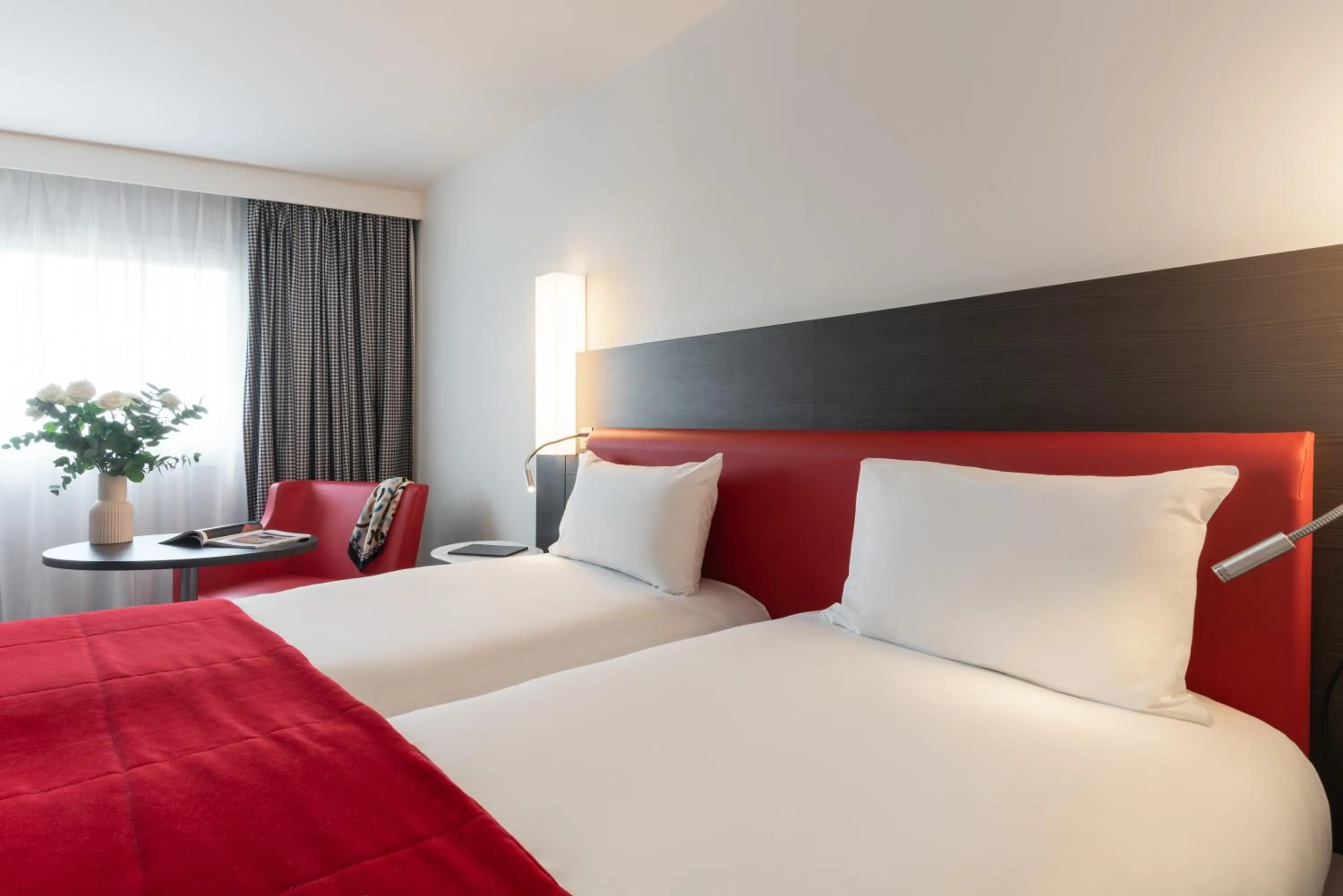 Bedroom, Bed in Mercure Paris CDG Airport & Convention