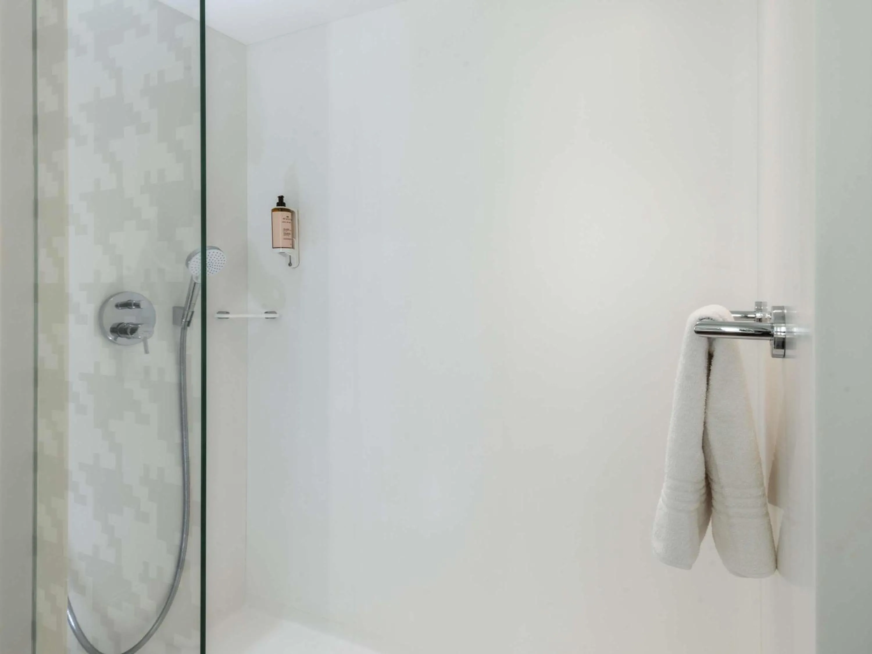 Shower in Mercure Paris CDG Airport & Convention