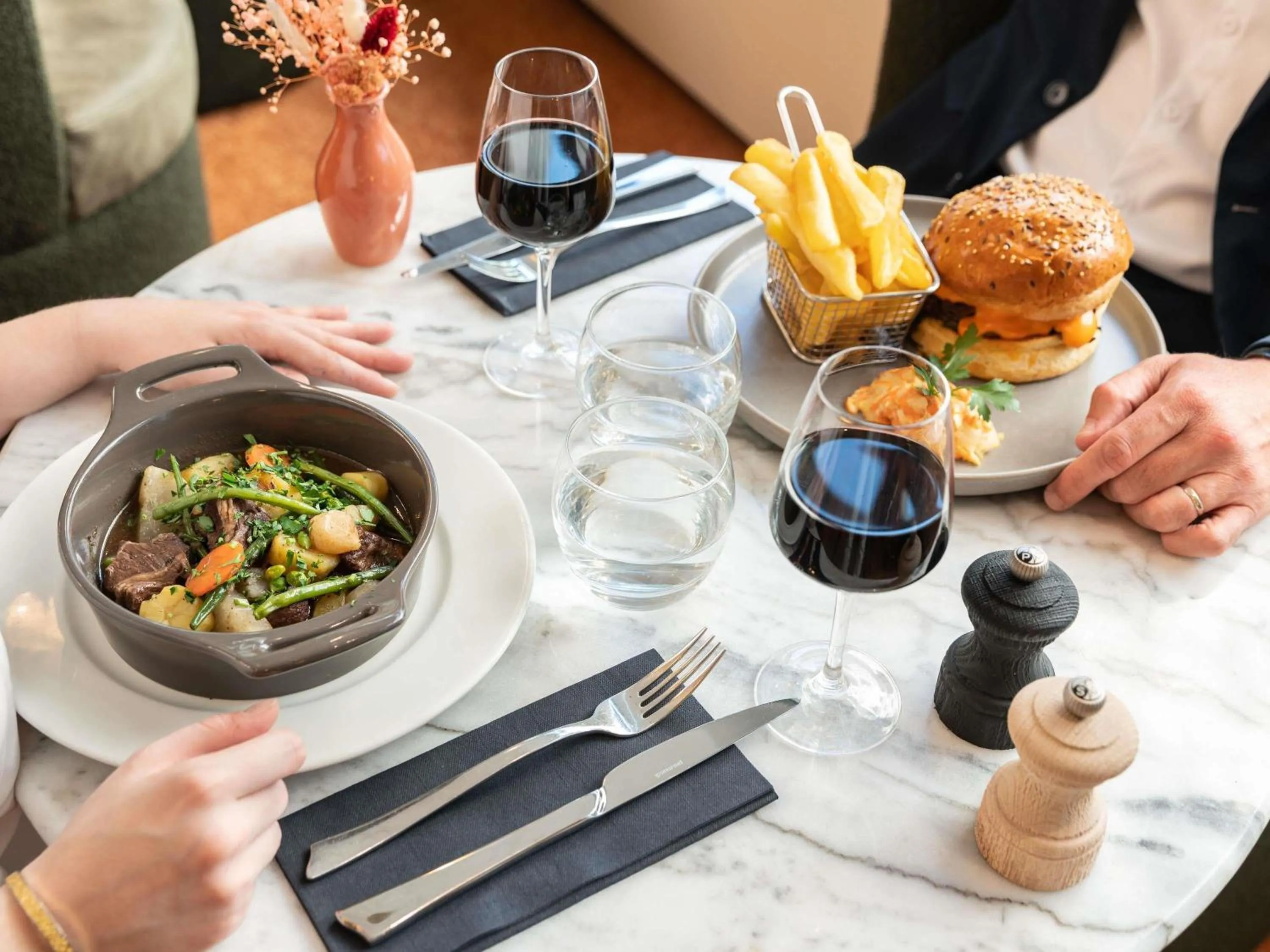 Restaurant/places to eat in Mercure Paris CDG Airport & Convention