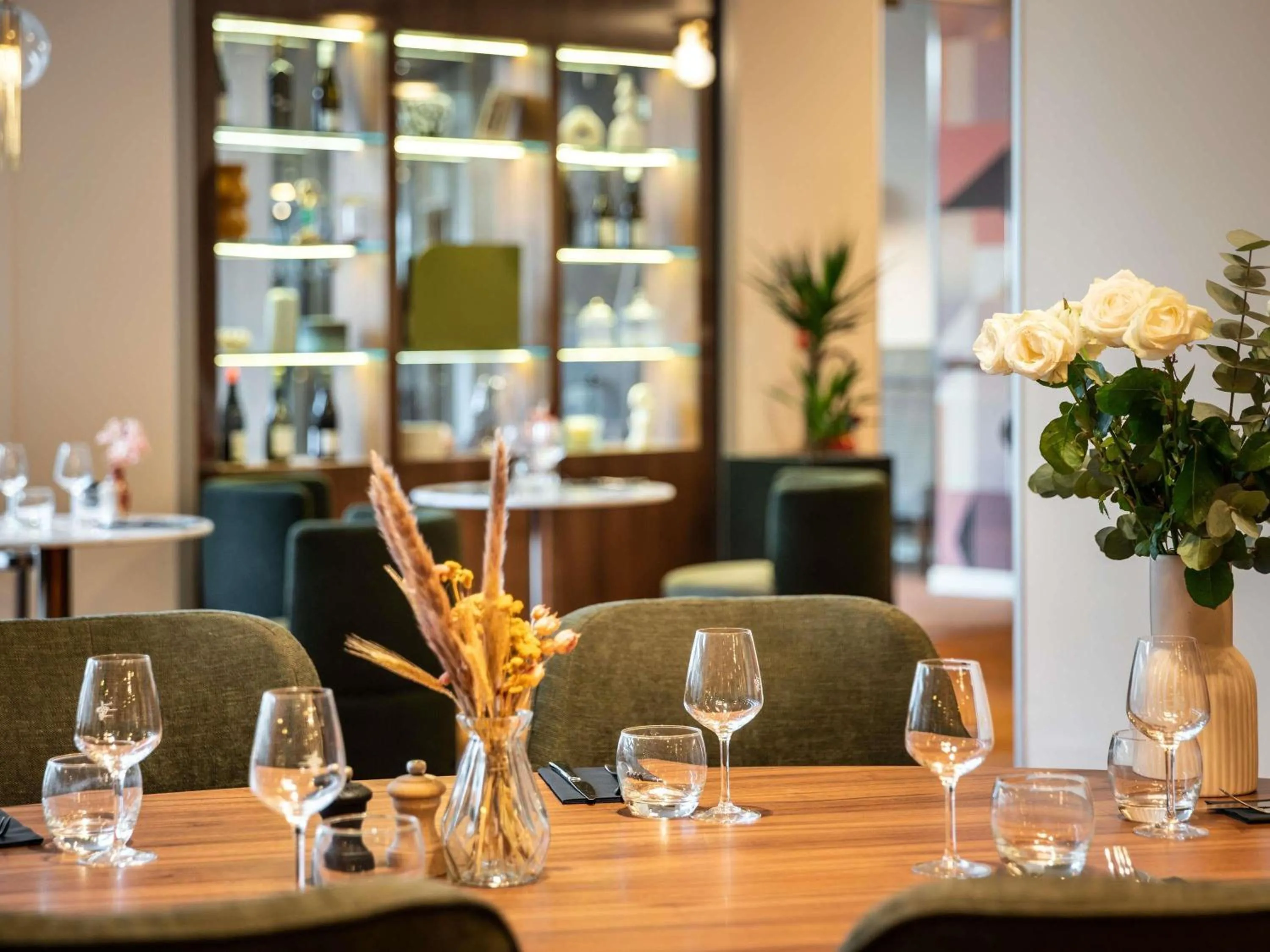 Restaurant/places to eat in Mercure Paris CDG Airport & Convention