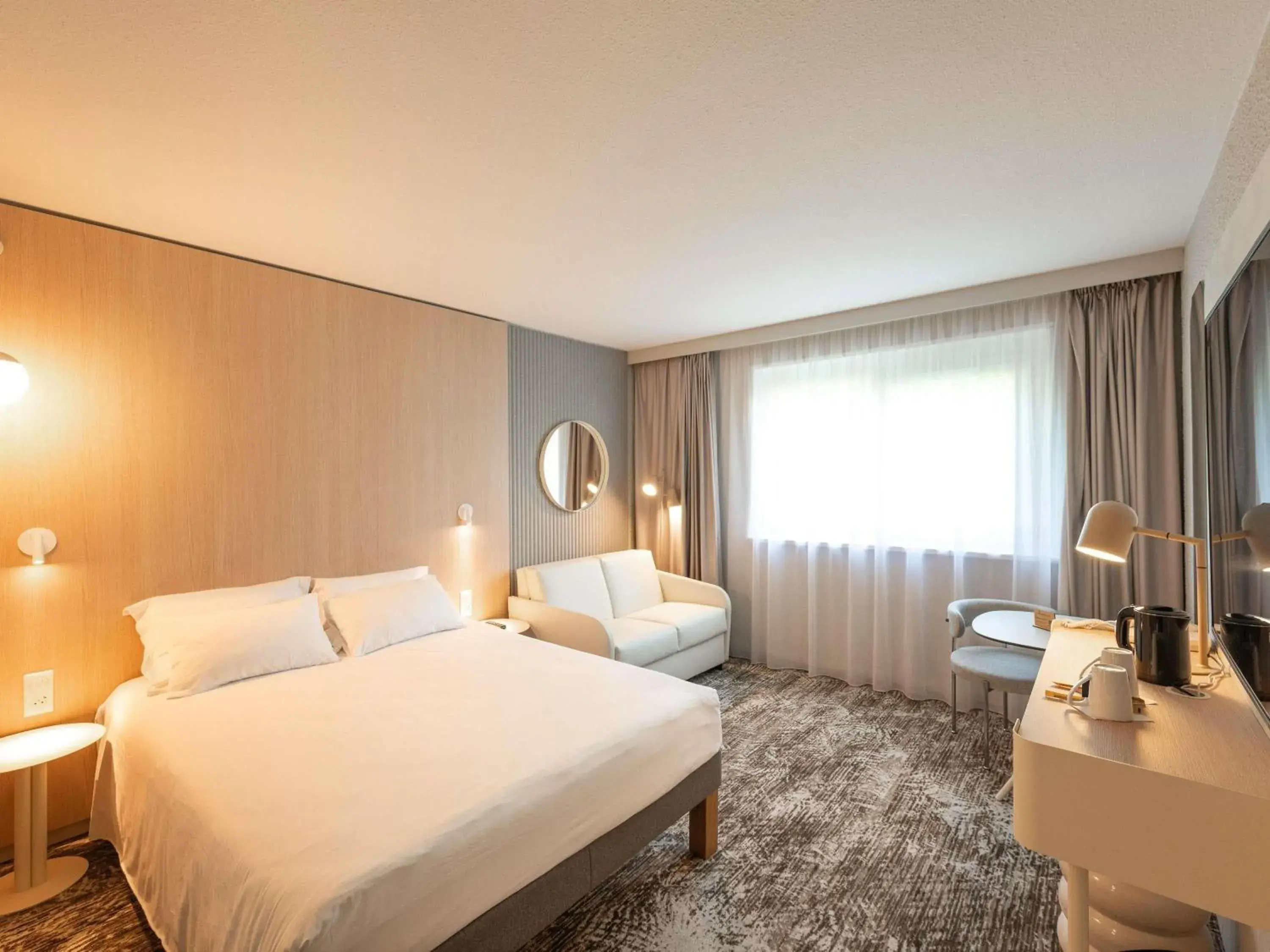 Superior Double Room with Sofa in Novotel Macon Nord - Porte de Bourgogne Superior Double Room with Sofa in Novotel Macon Nord - Porte de Bourgogne