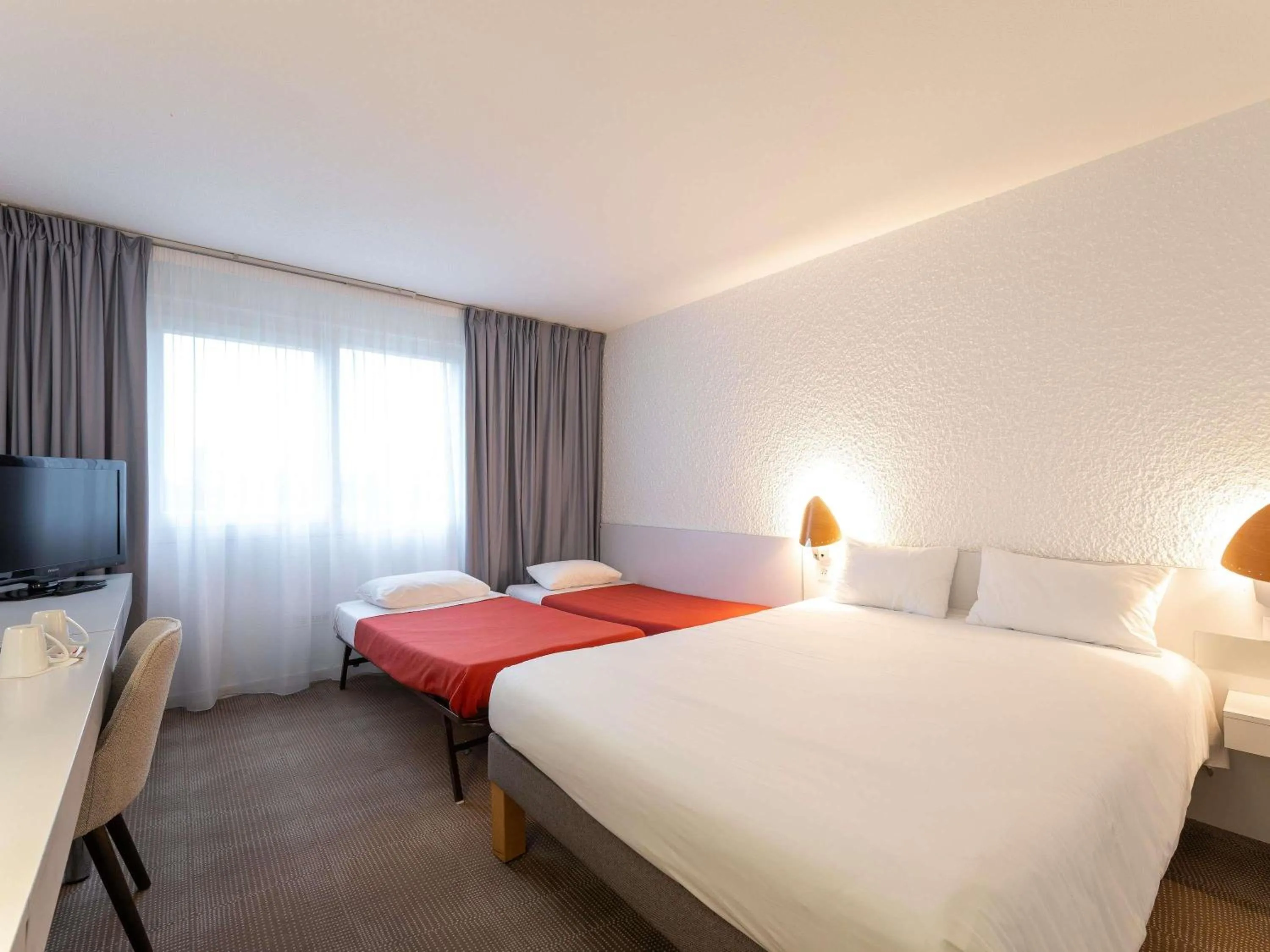 Bedroom, Bed in Novotel Macon Nord - Porte de Bourgogne