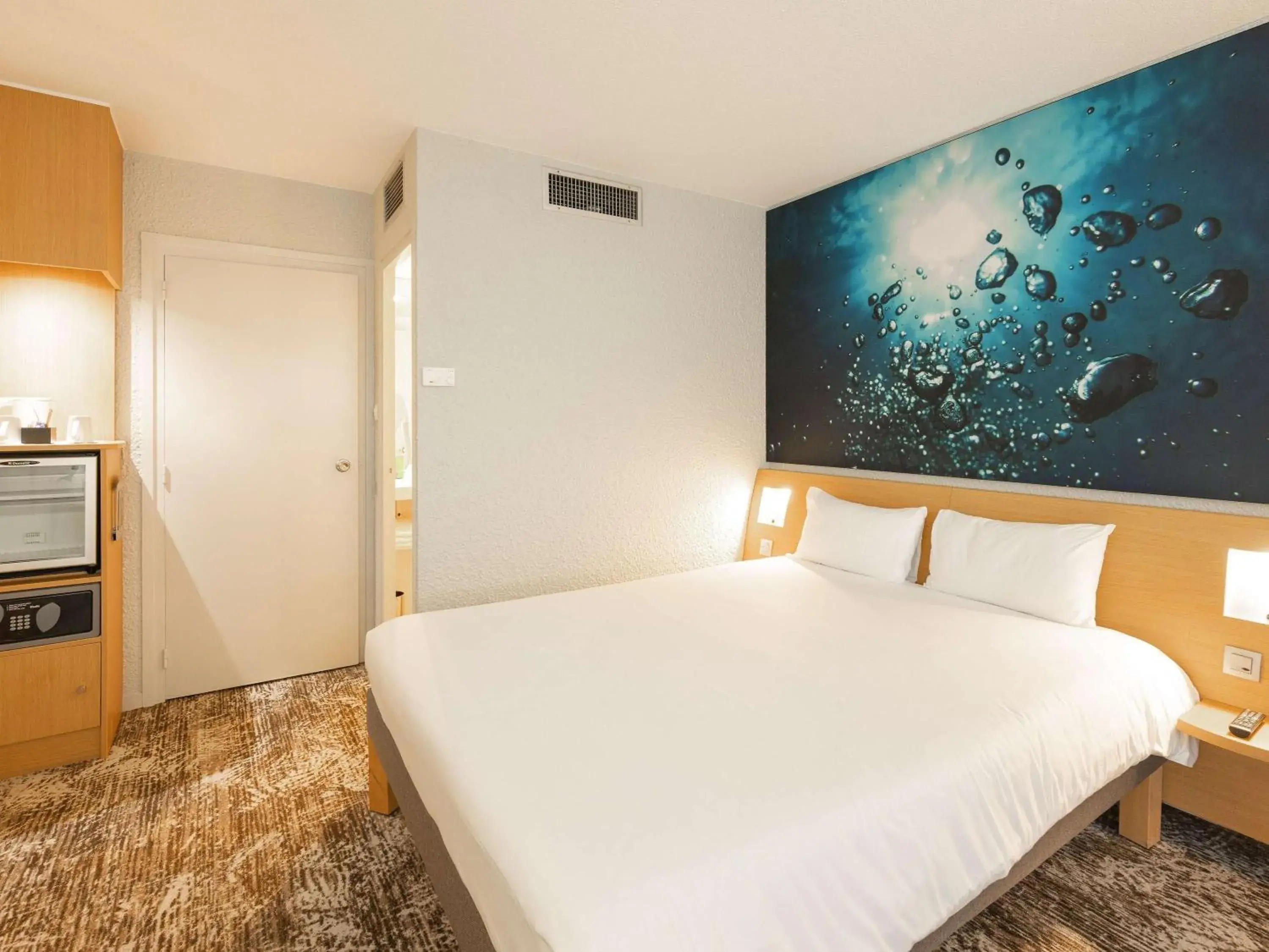 Standard Room with One Double Bed and Two Single Beds in Novotel Macon Nord Autoroute du Soleil Standard Room with One Double Bed and Two Single Beds in Novotel Macon Nord Autoroute du Soleil