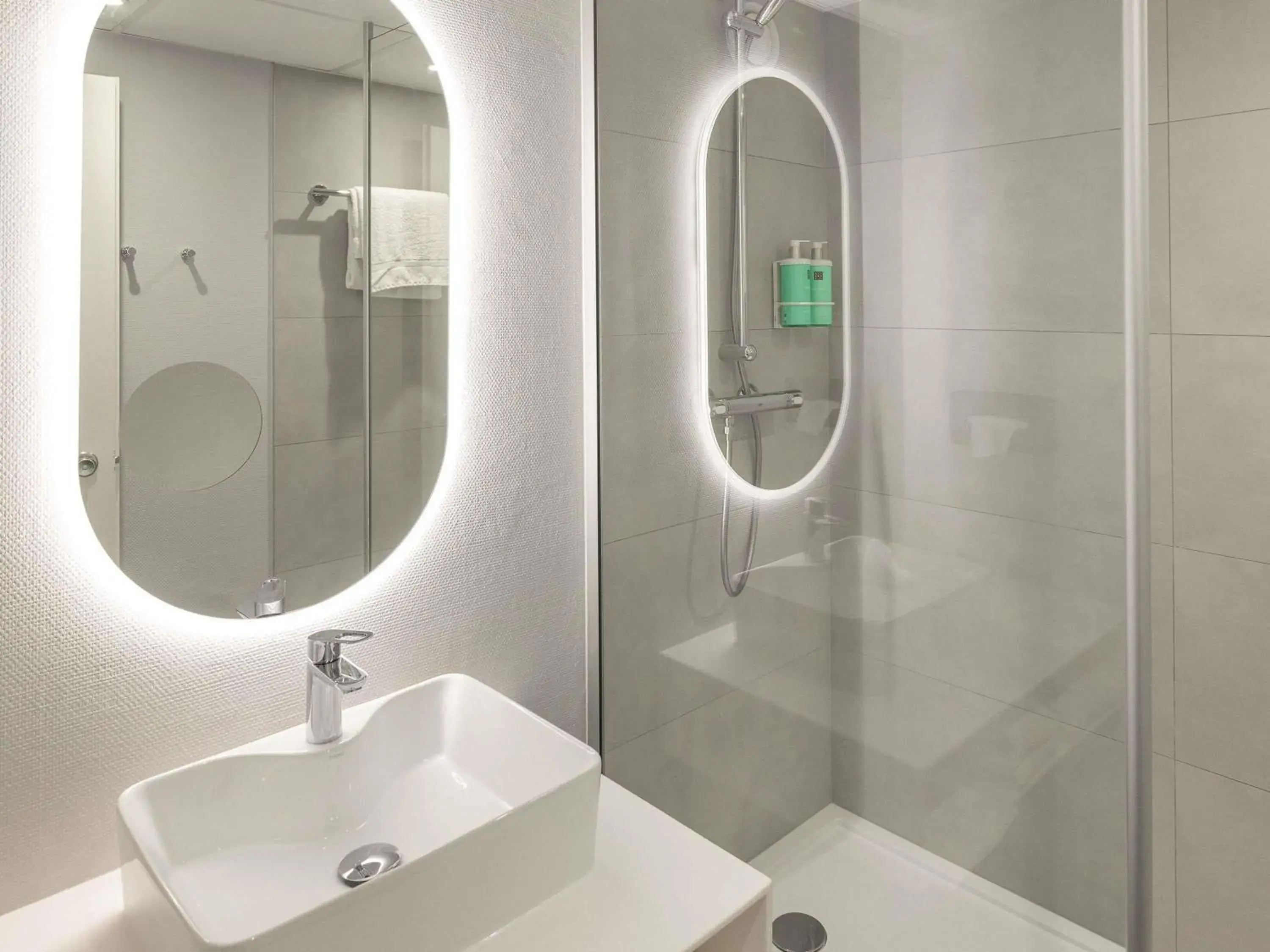 Standard Double Room with Sofa in Novotel Macon Nord - Porte de Bourgogne Standard Double Room with Sofa in Novotel Macon Nord - Porte de Bourgogne