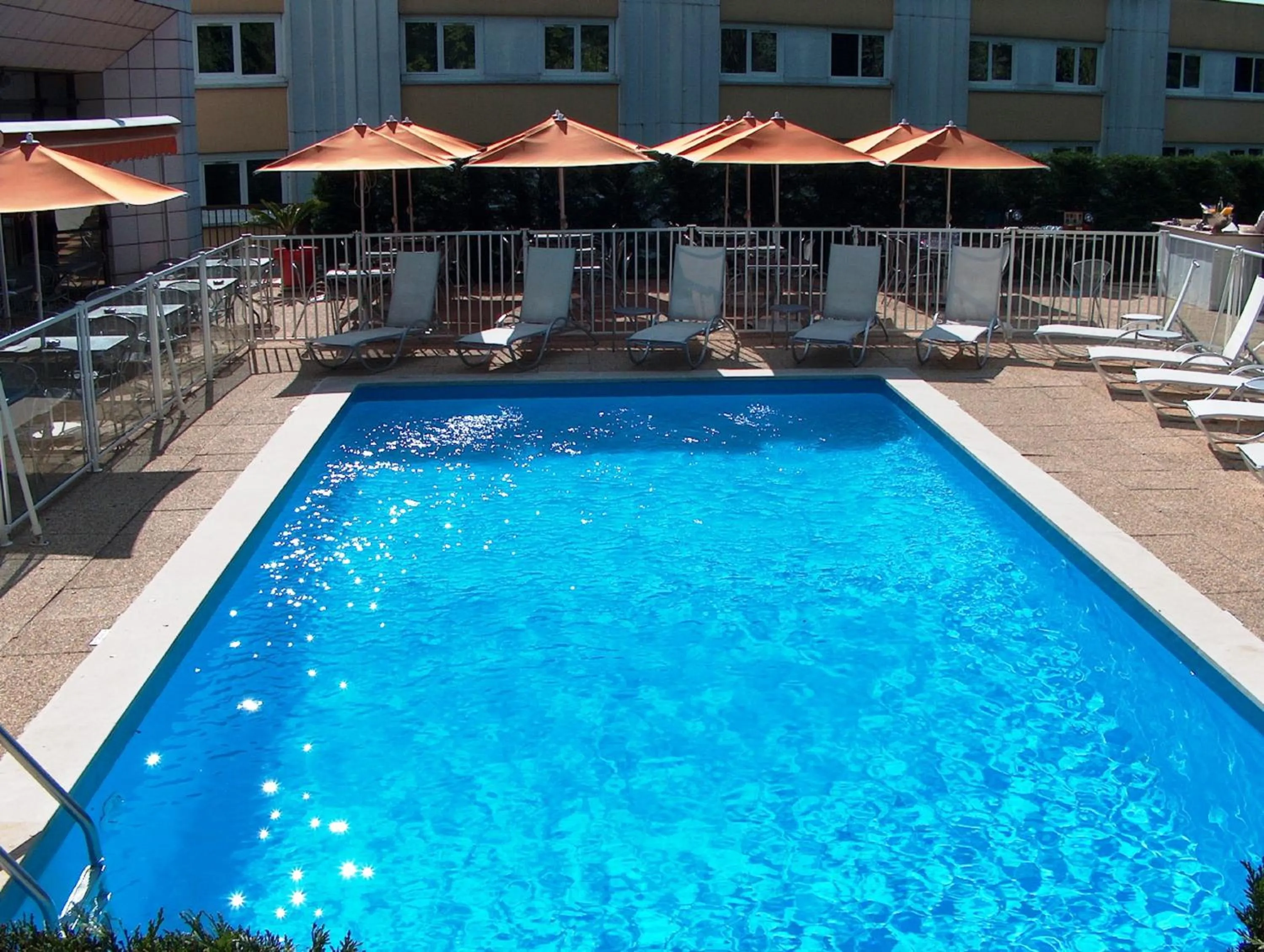 Swimming pool in Novotel Macon Nord - Porte de Bourgogne