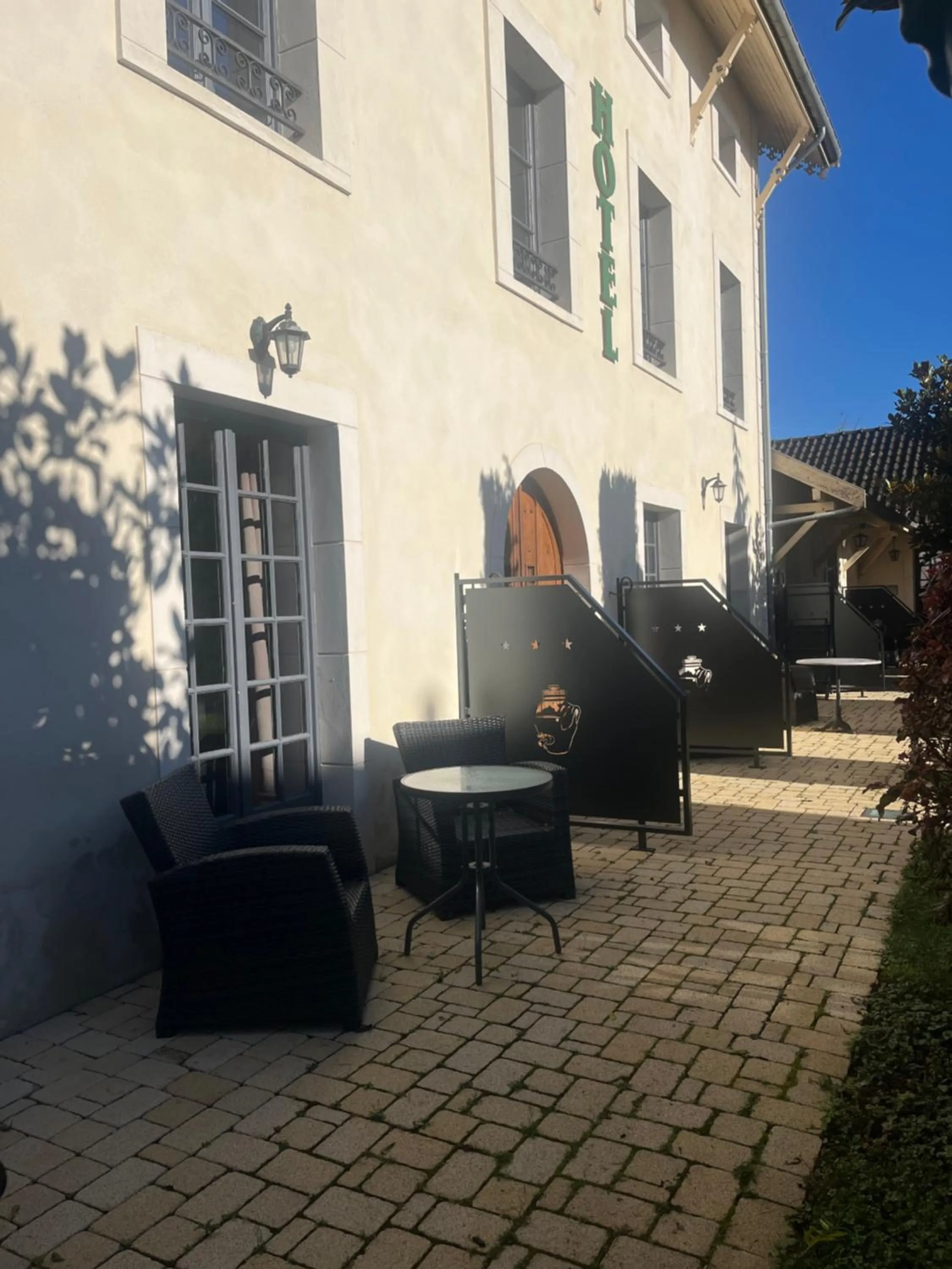 Property building in Hôtel La Vinaigrerie LOGIS