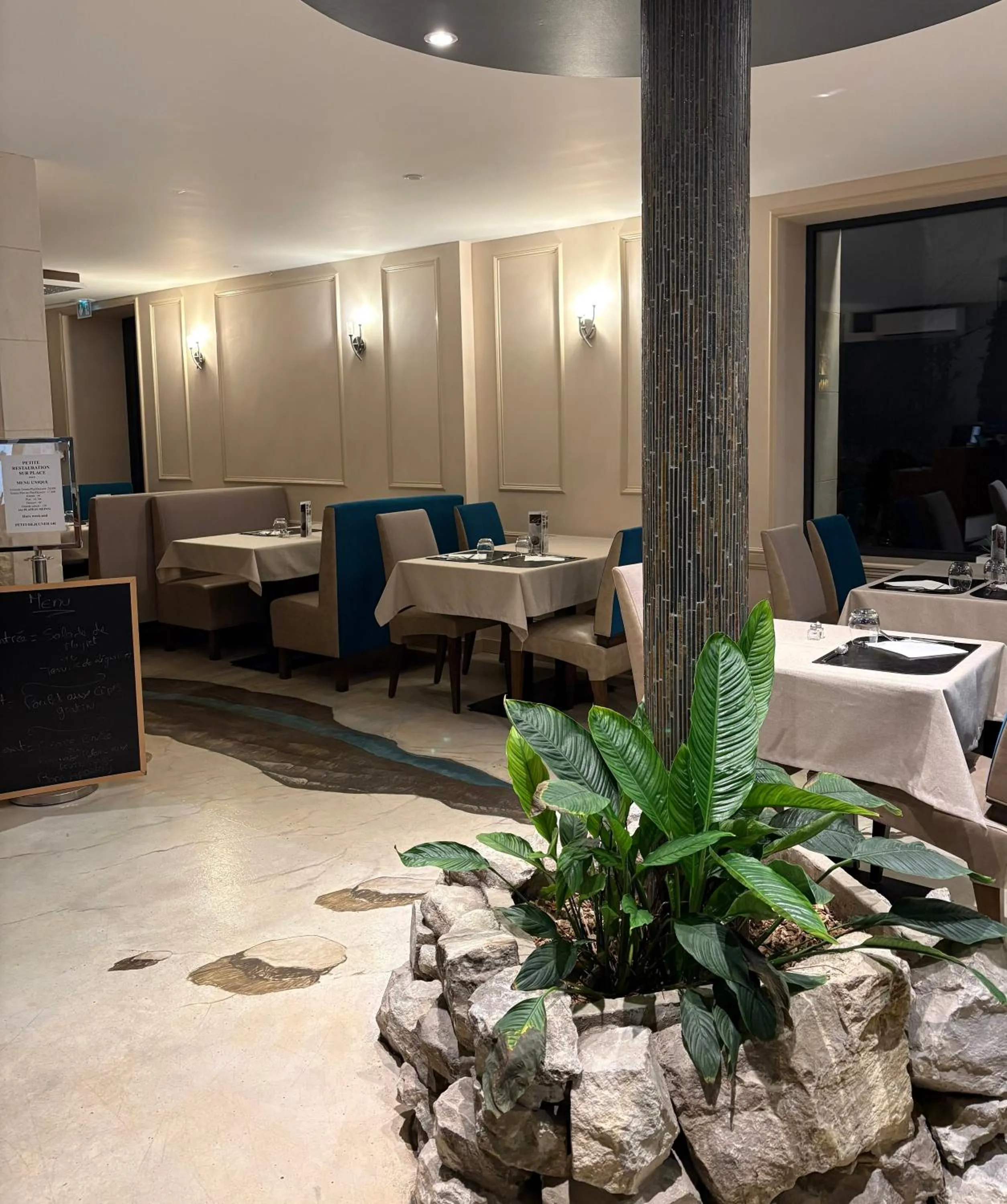 Restaurant/places to eat in Hôtel La Vinaigrerie LOGIS