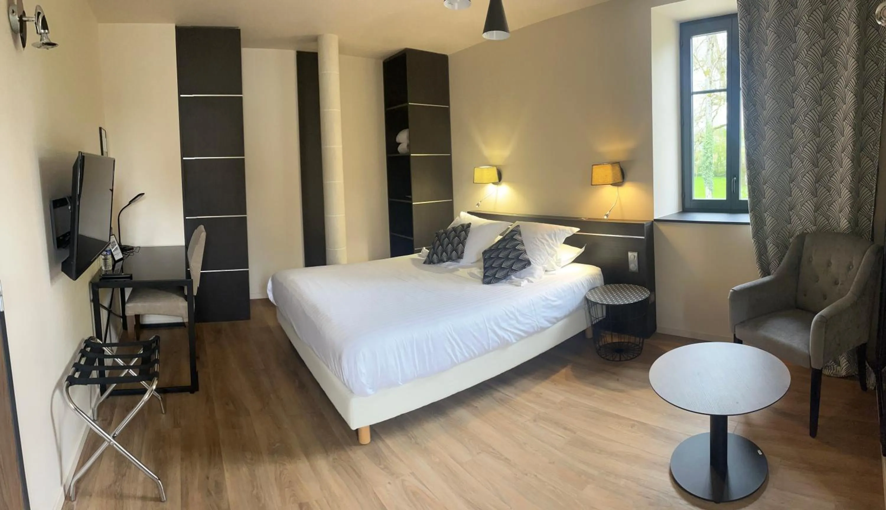 Bed in Hôtel La Vinaigrerie LOGIS