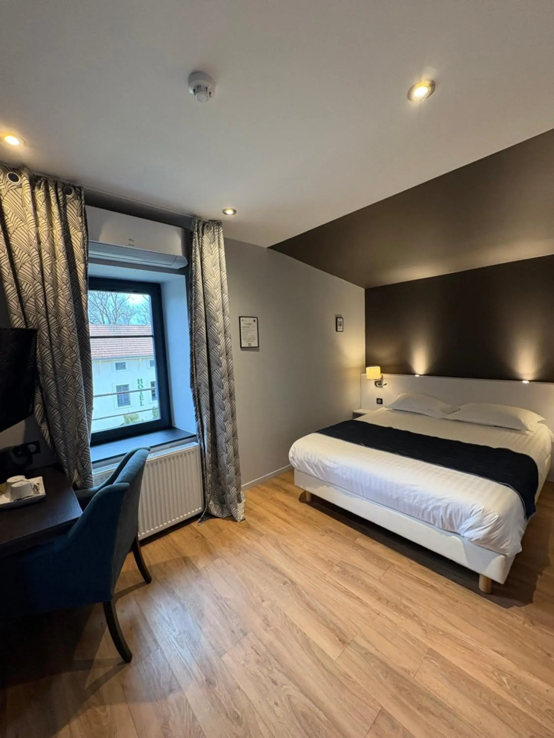 Double Room in Hôtel La Vinaigrerie LOGIS Double Room in Hôtel La Vinaigrerie LOGIS