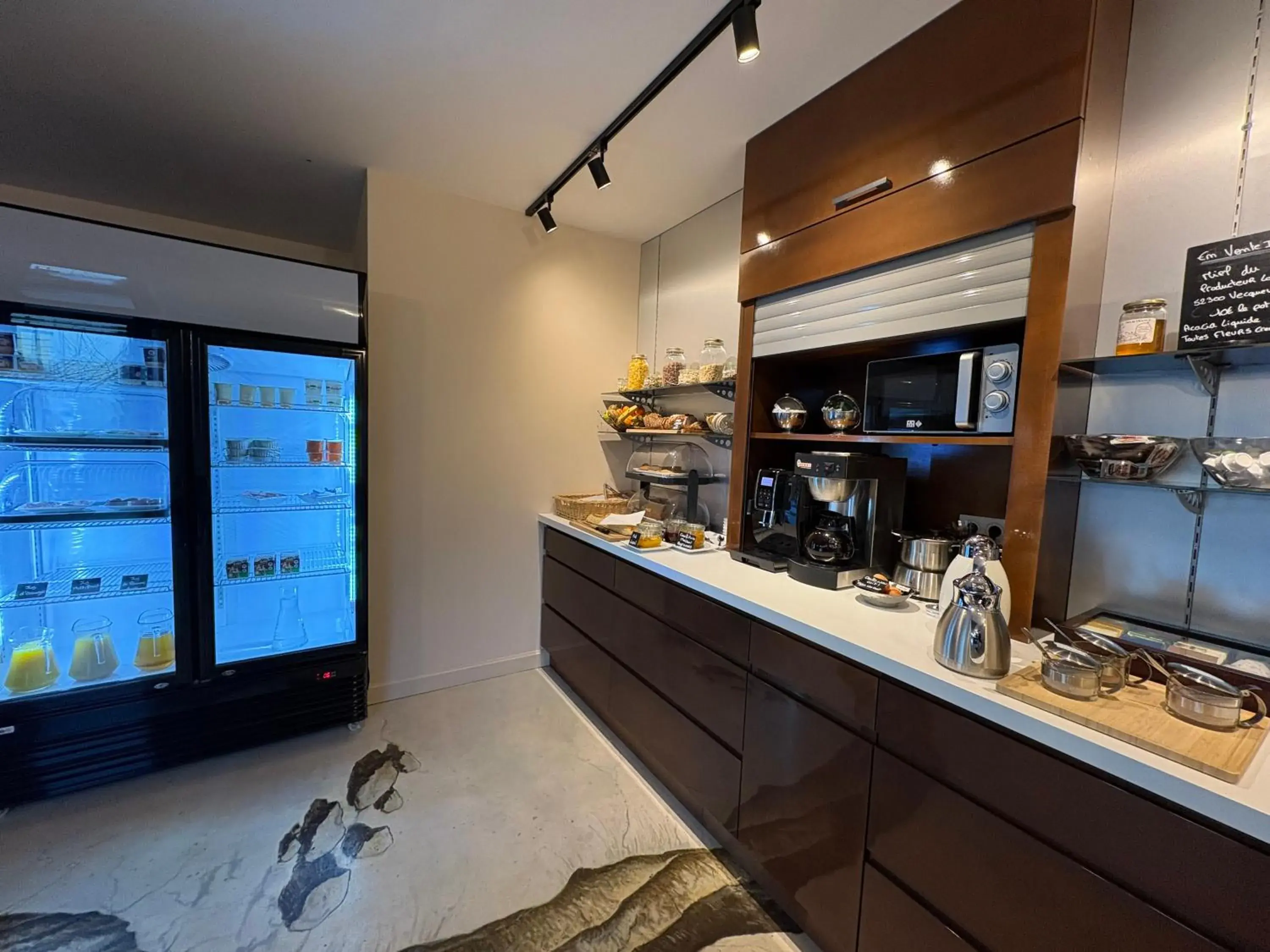 Breakfast in Hôtel La Vinaigrerie LOGIS Breakfast in Hôtel La Vinaigrerie LOGIS