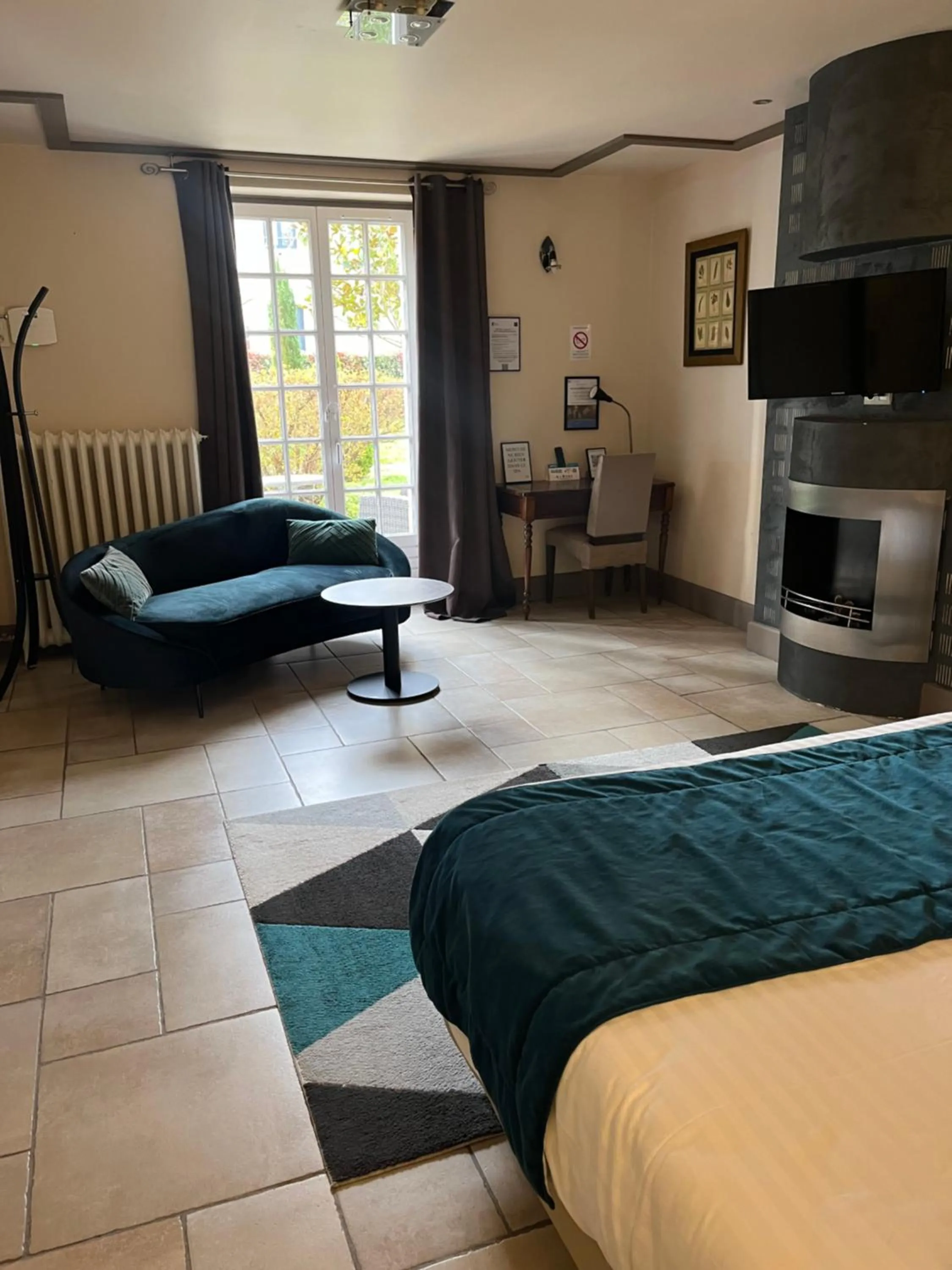 Bed in Hôtel La Vinaigrerie LOGIS