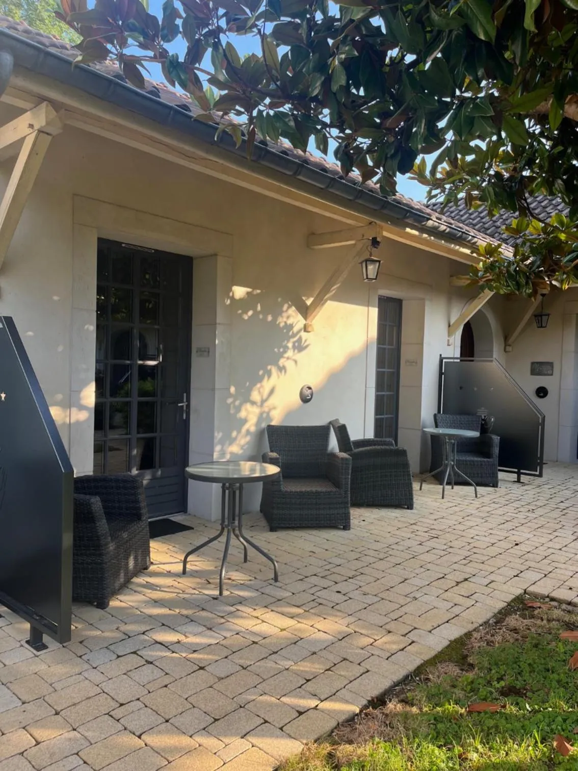 Patio in Hôtel La Vinaigrerie LOGIS