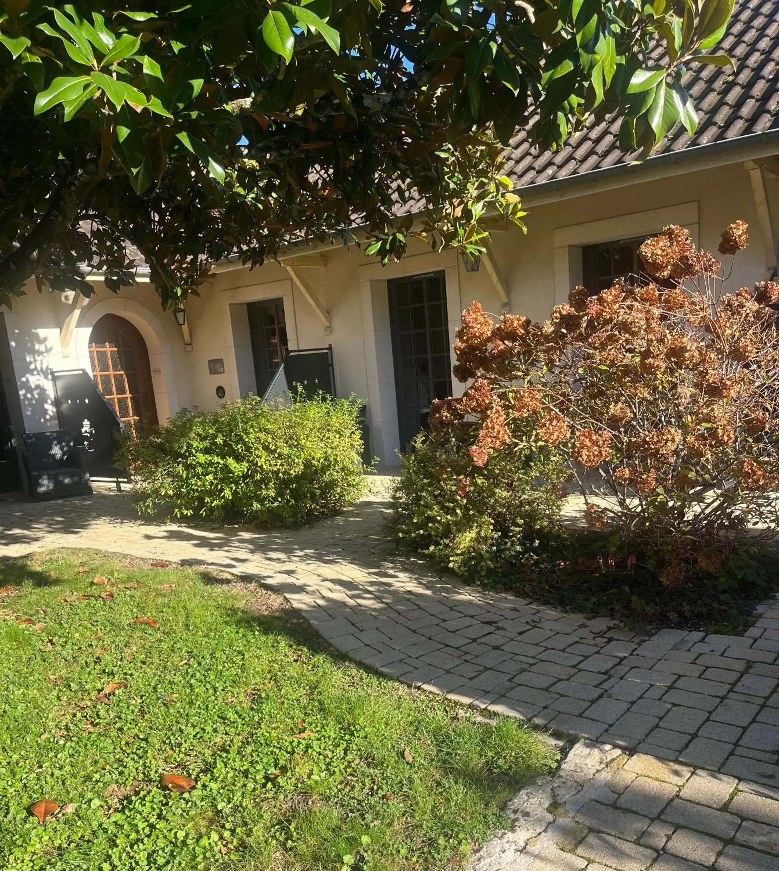 Property building in Hôtel La Vinaigrerie LOGIS Property building in Hôtel La Vinaigrerie LOGIS