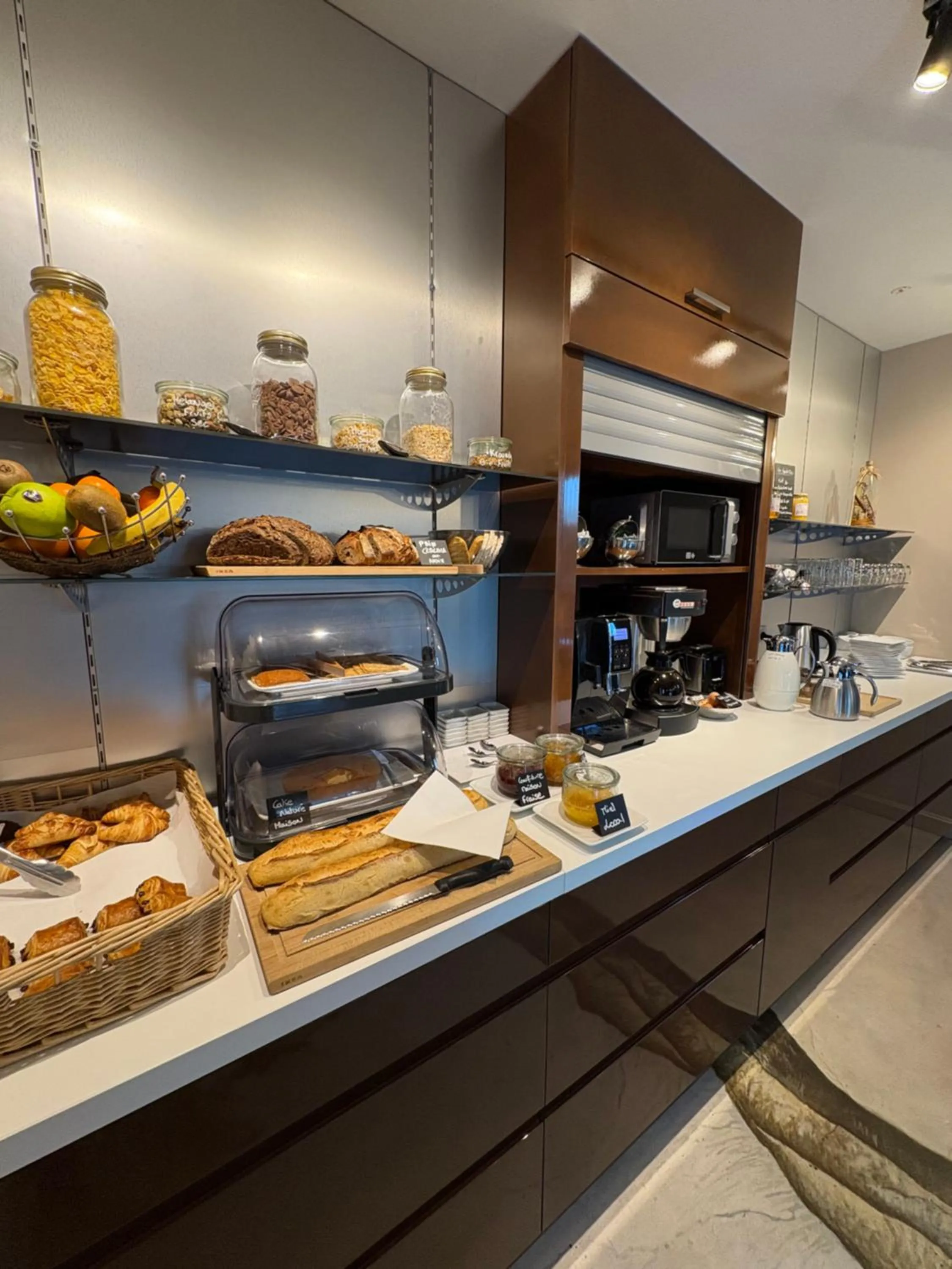 Buffet breakfast in Hôtel La Vinaigrerie LOGIS