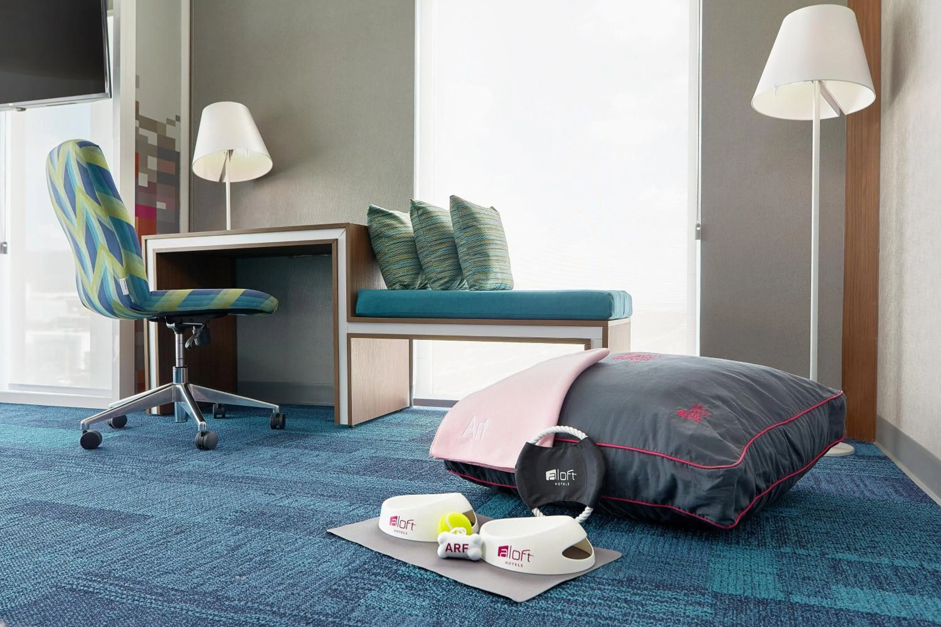 Photo of the whole room, Bed in Aloft Queretaro