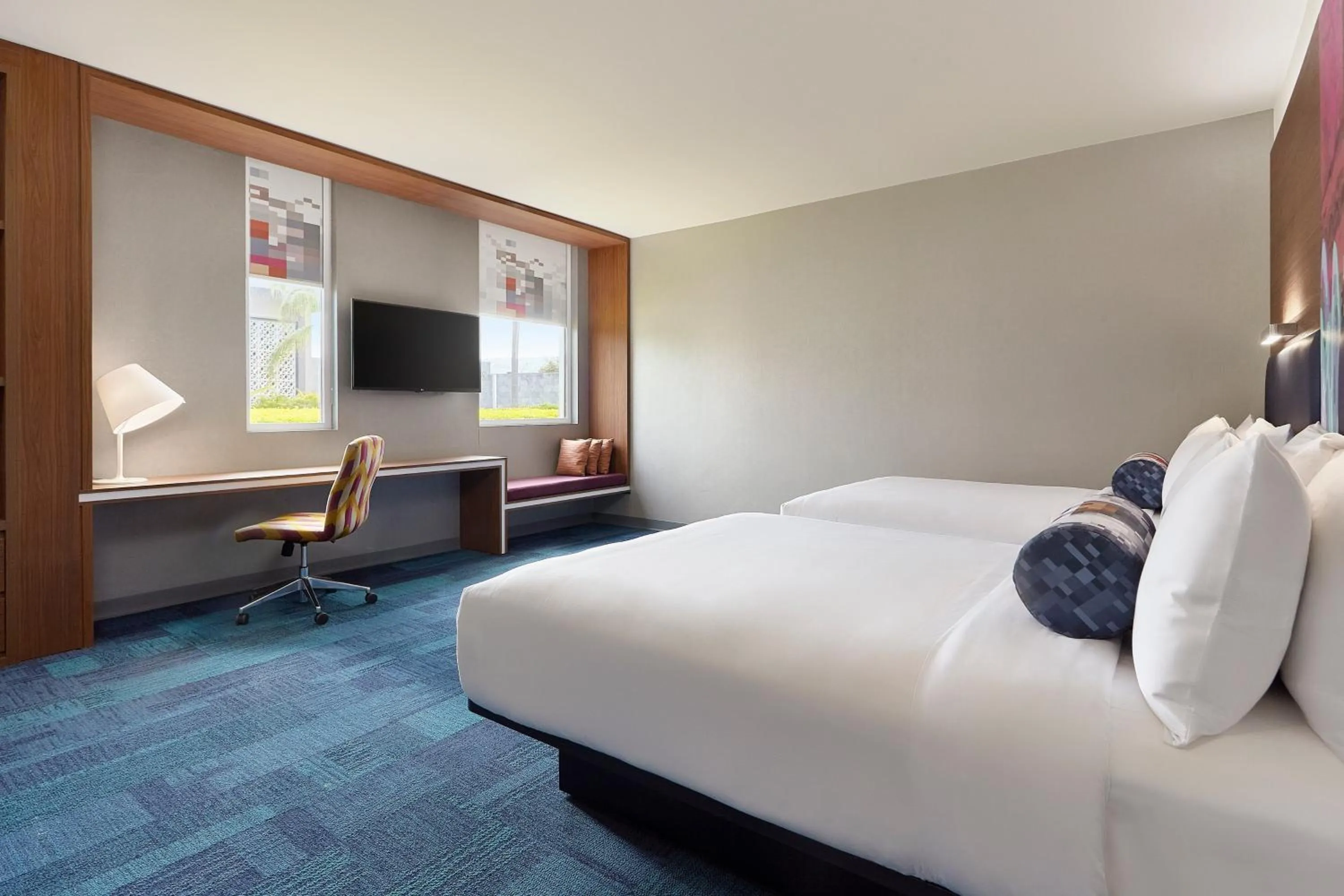 Photo of the whole room, Bed in Aloft Queretaro