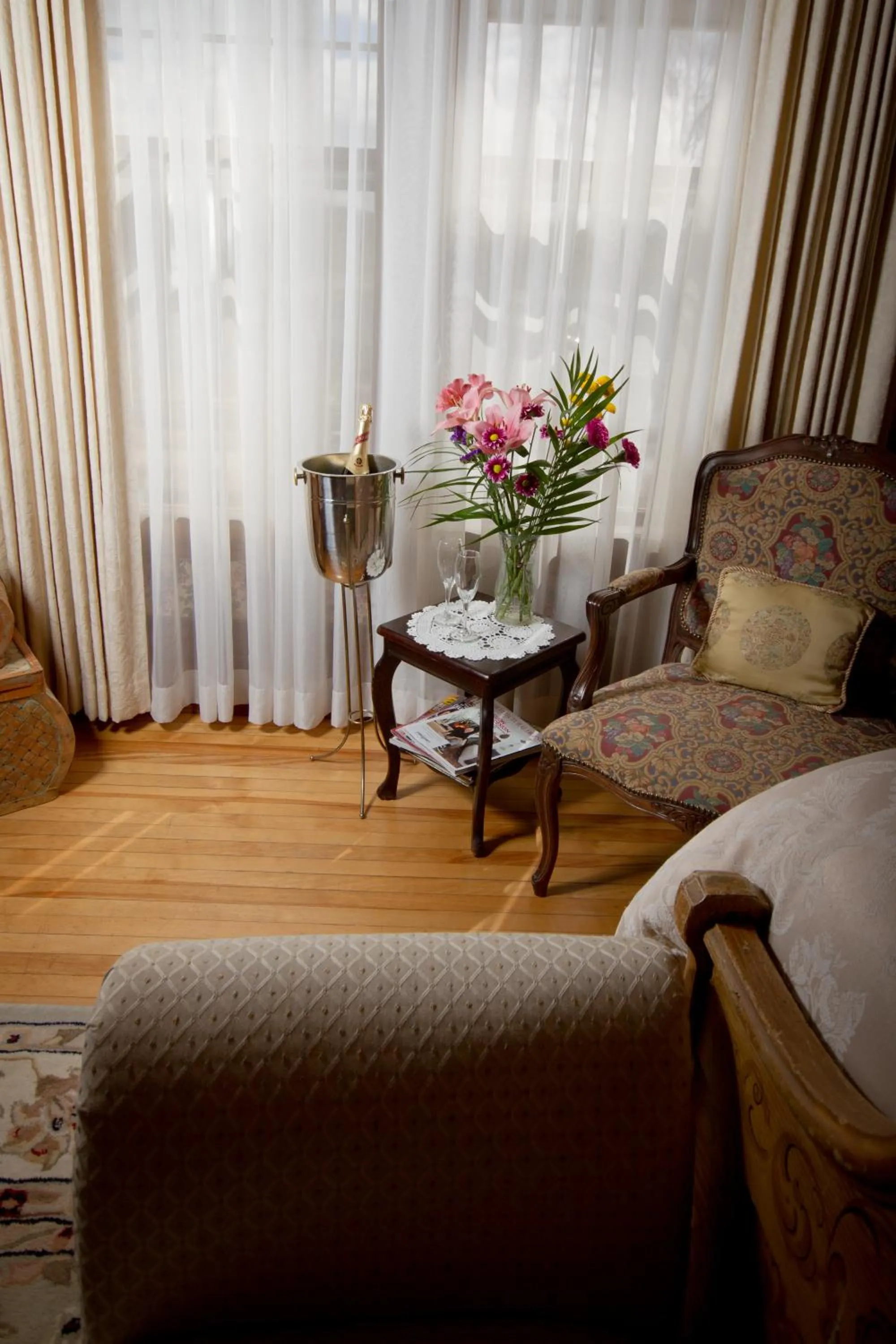 Bedroom, Seating Area in Victoria's Historic Inn