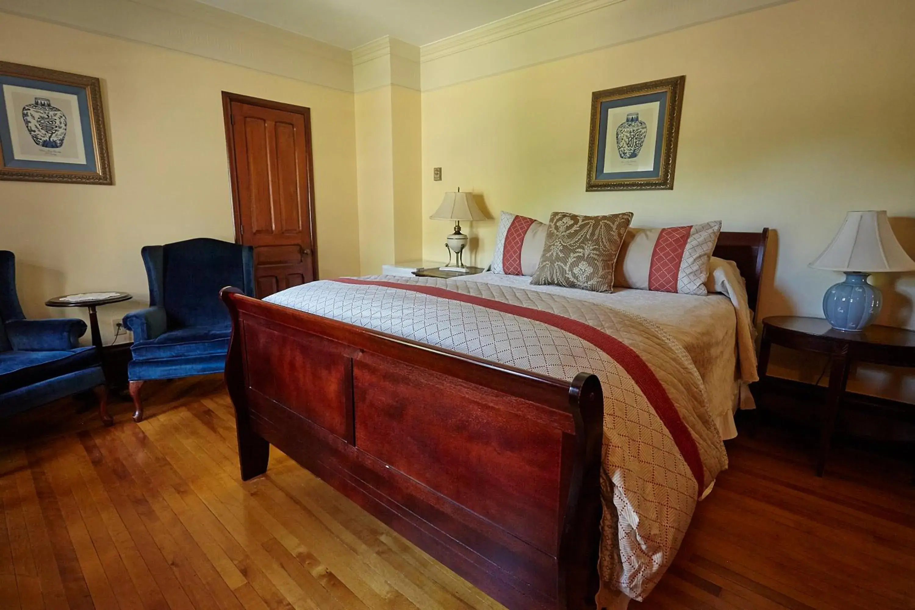 Double Room in Victoria's Historic Inn Double Room in Victoria's Historic Inn