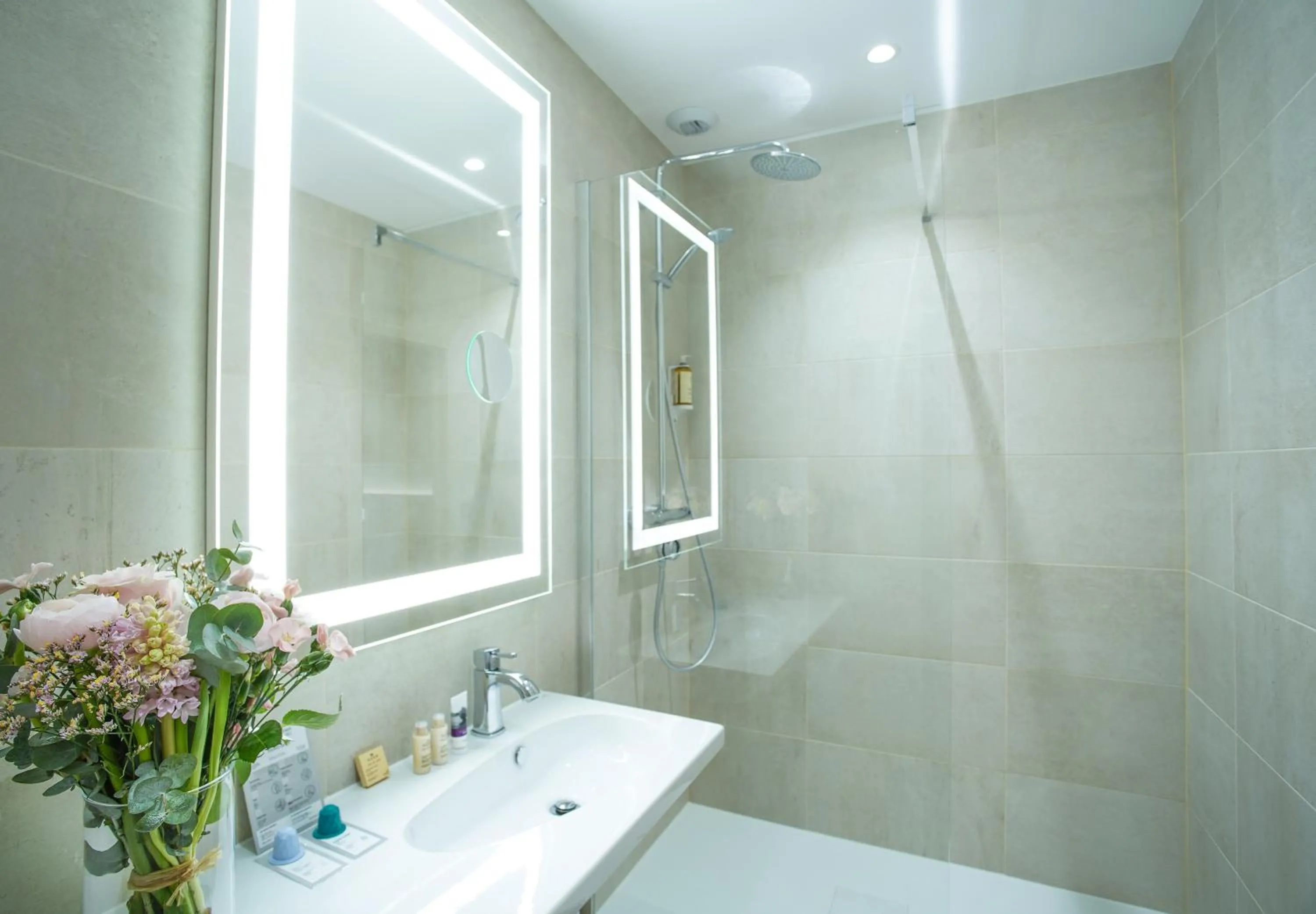 Bathroom in Mercure Rennes Centre Place Bretagne