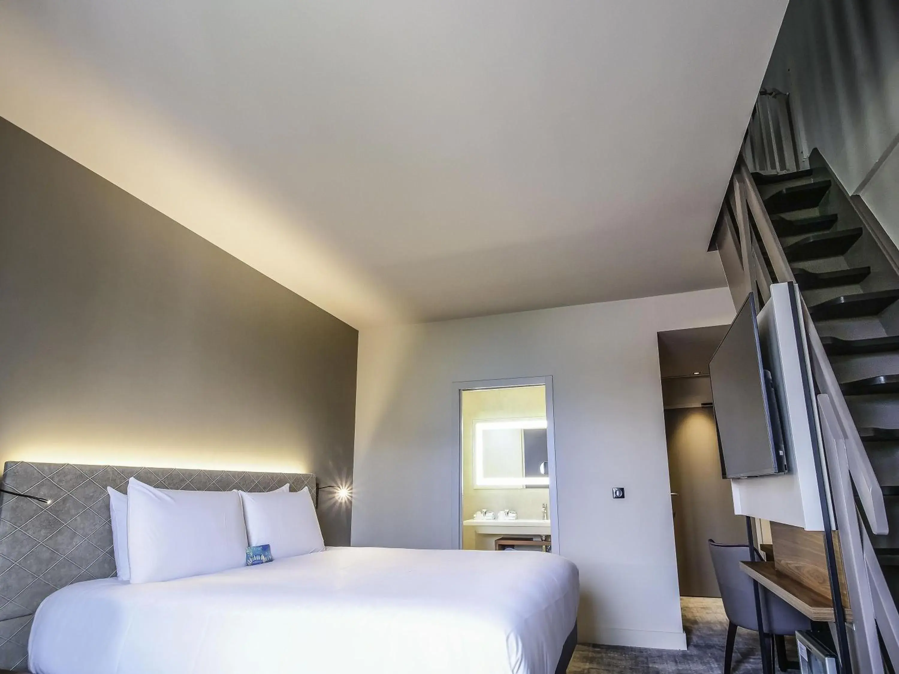 Bedroom, Bed in Mercure Rennes Centre Place Bretagne Bedroom, Bed in Mercure Rennes Centre Place Bretagne