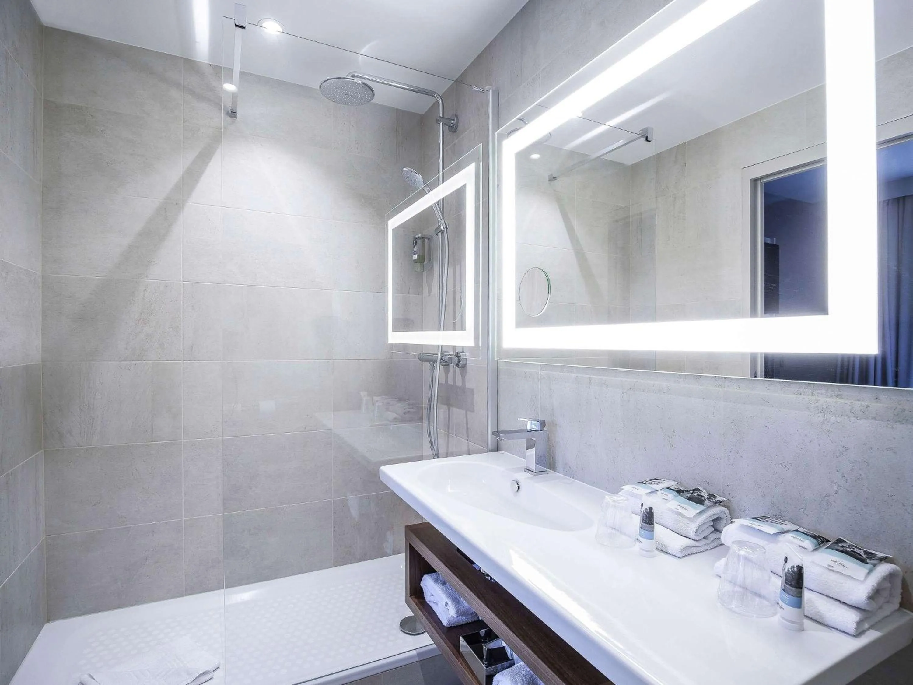 Photo of the whole room in Mercure Rennes Centre Place Bretagne