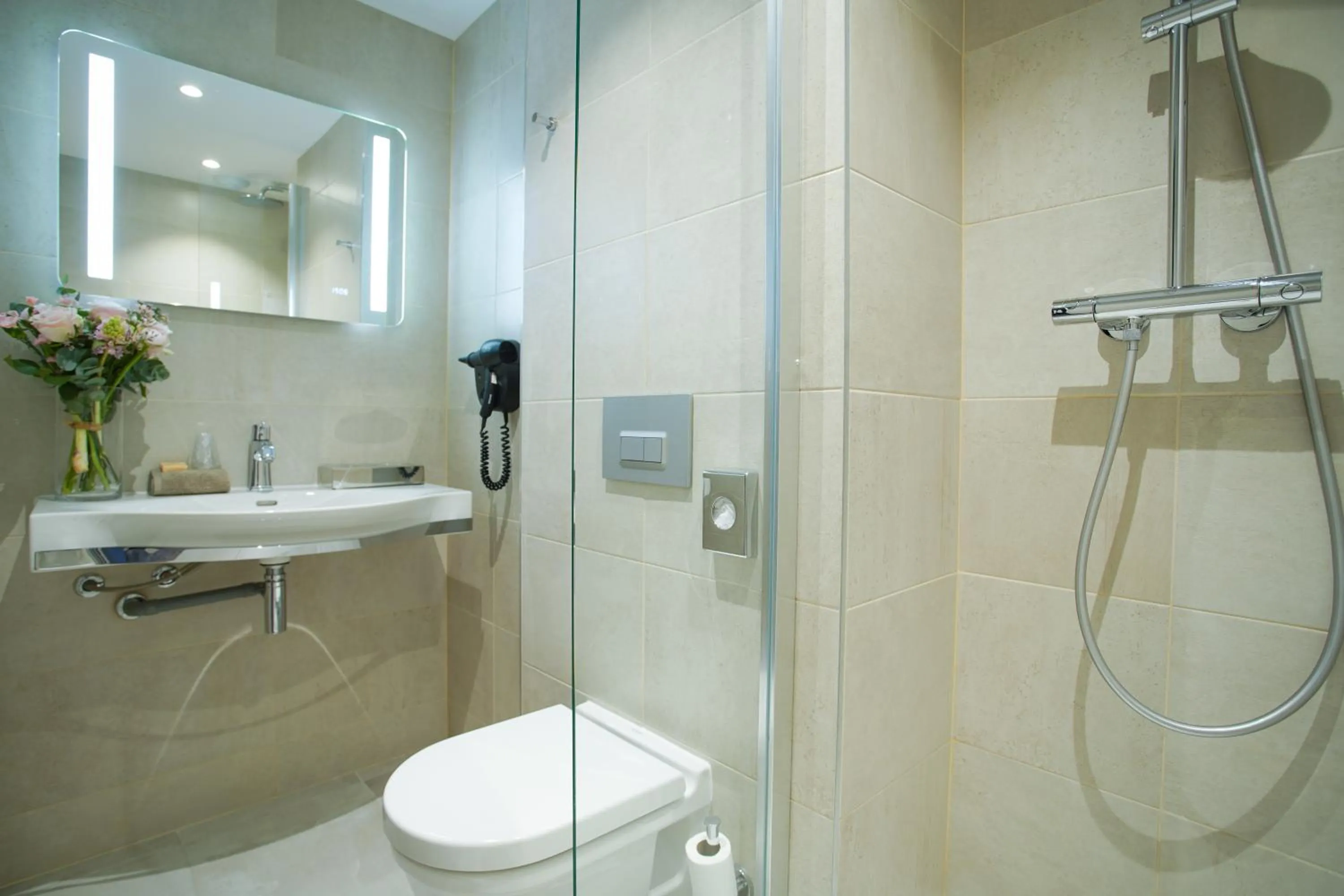 Bathroom in Mercure Rennes Centre Place Bretagne