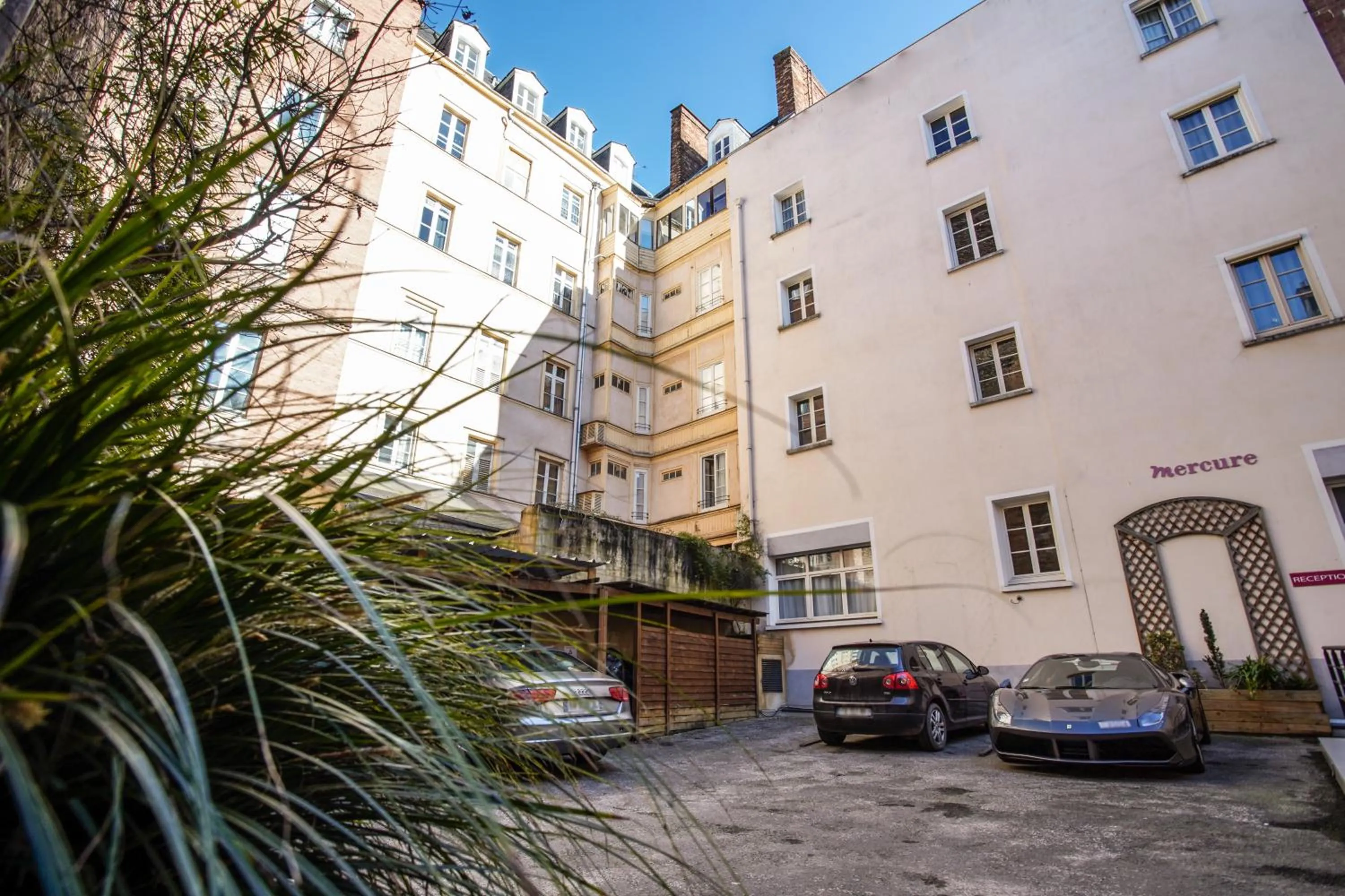 Property building in Mercure Rennes Centre Place Bretagne