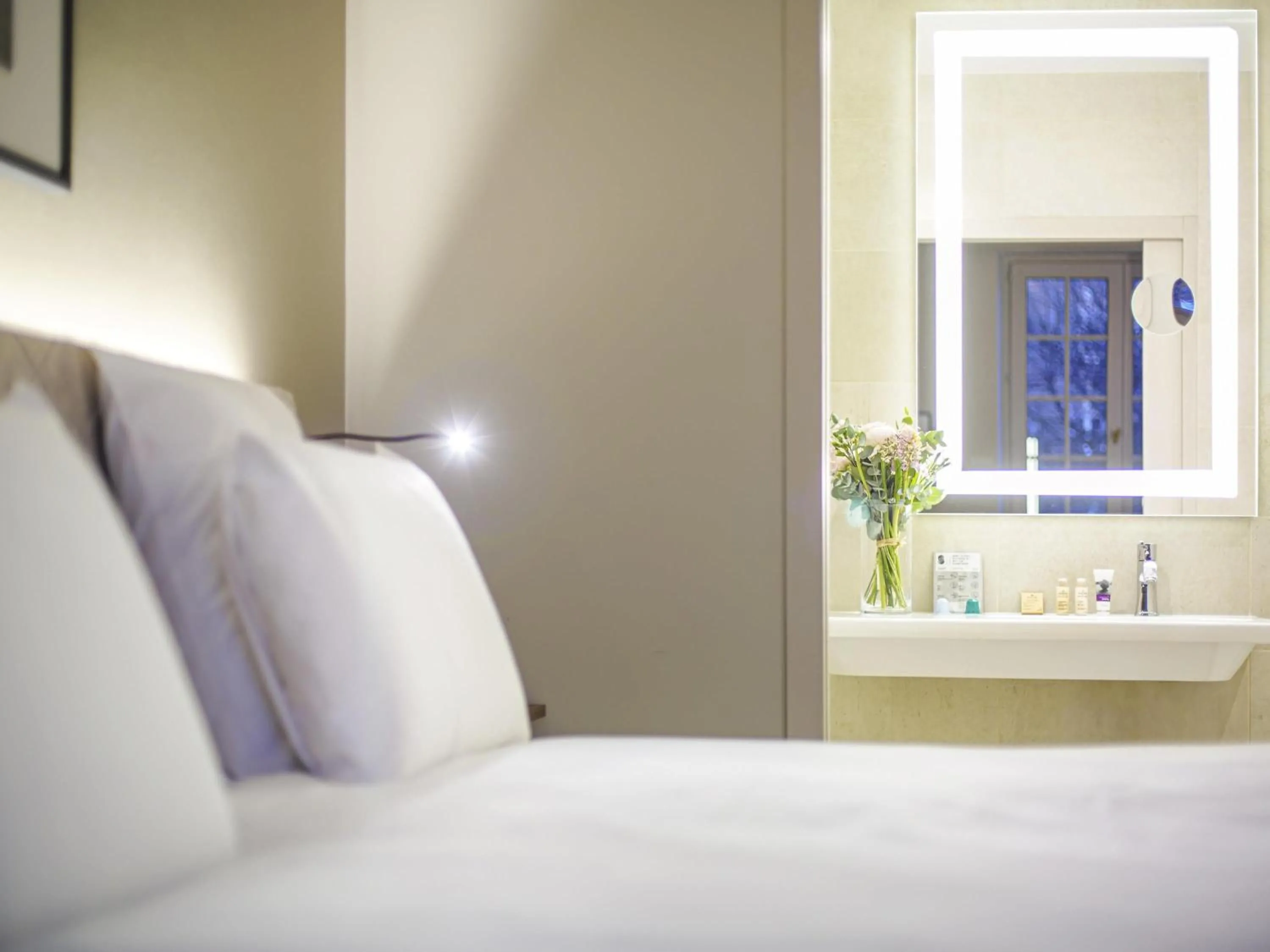 Bedroom, Bed in Mercure Rennes Centre Place Bretagne