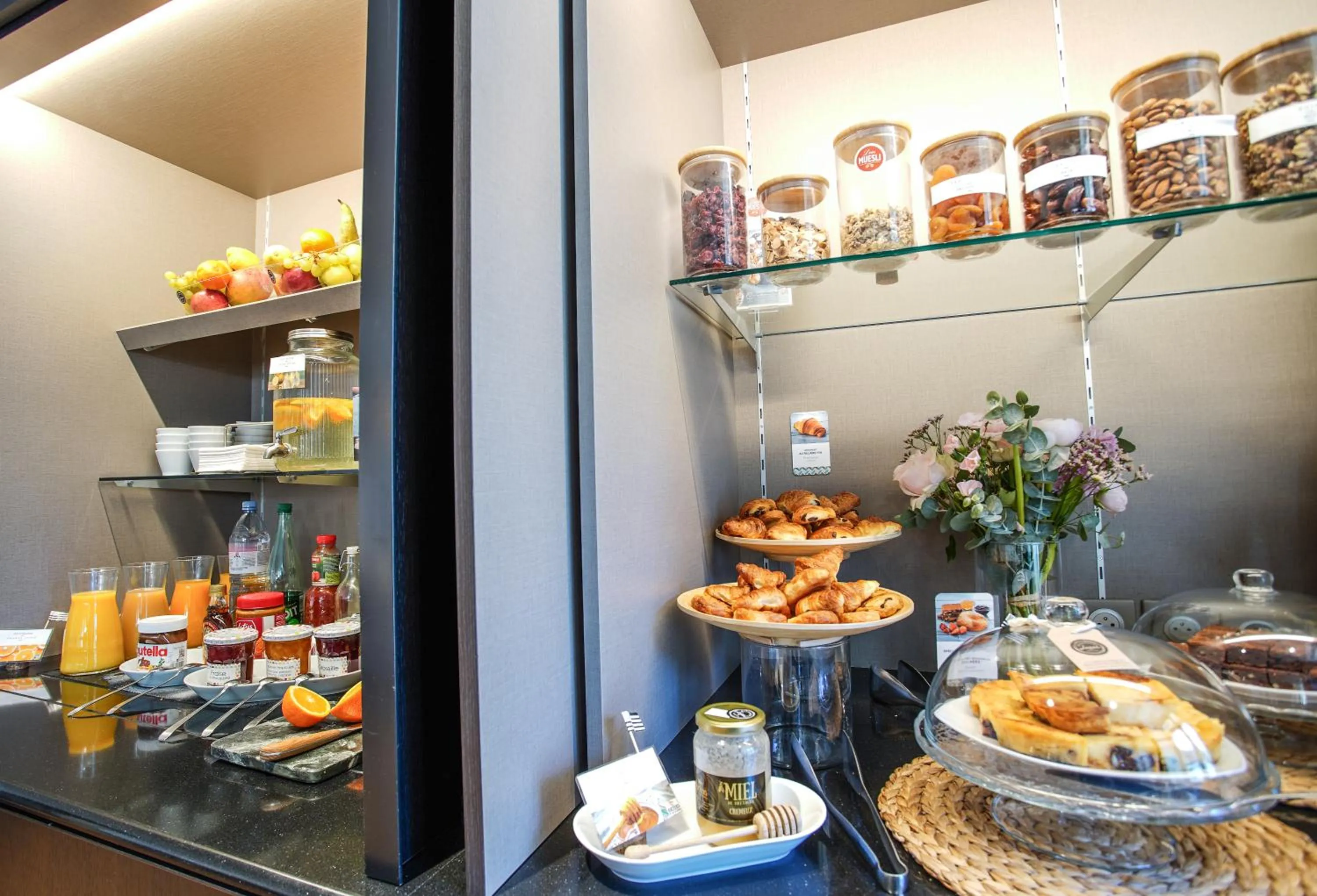 Food and drinks in Mercure Rennes Centre Place Bretagne