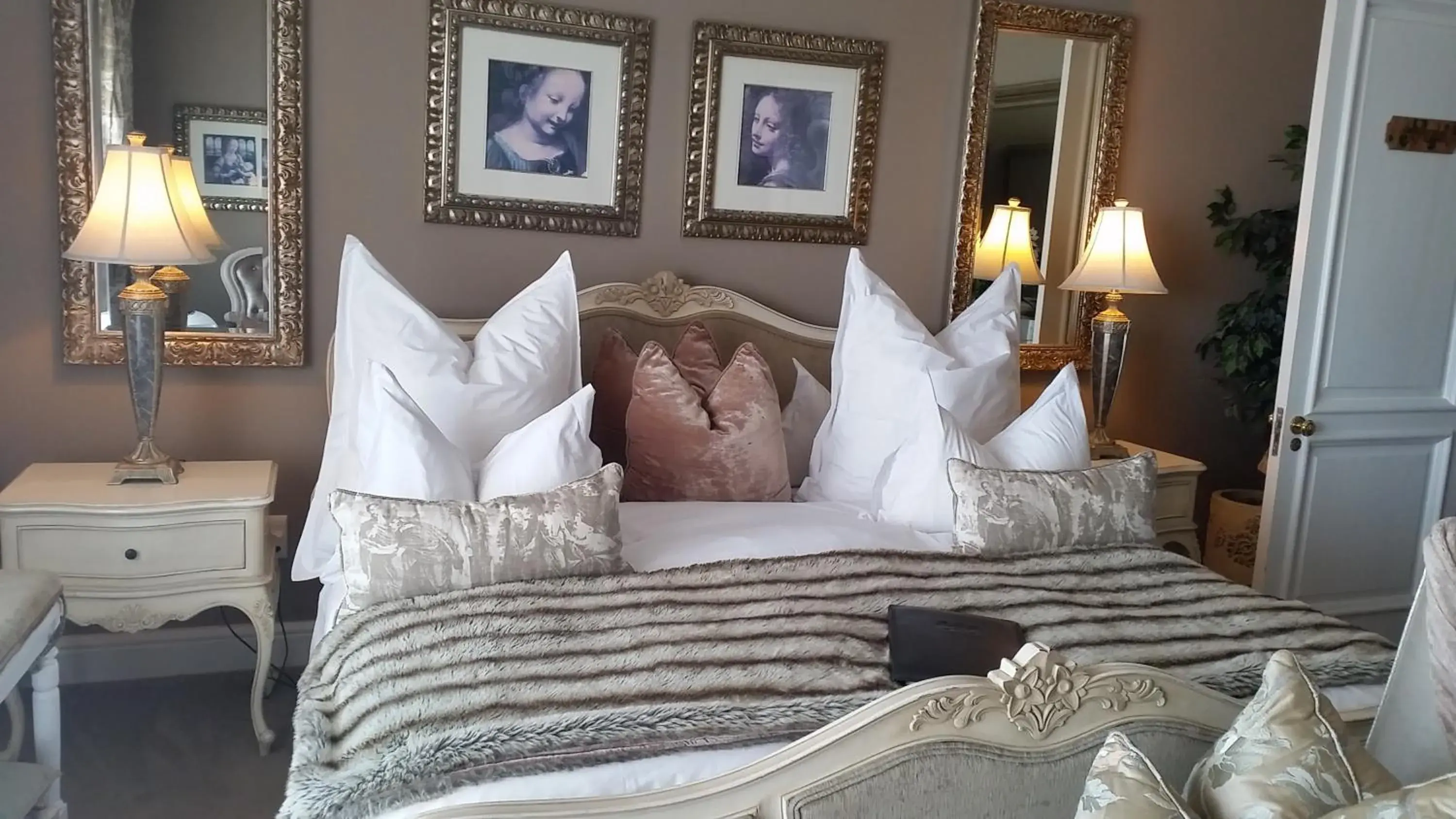 Luxury King Room (Peters) - single occupancy in Mt Bijoux Preferred Accommodation Luxury King Room (Peters) - single occupancy in Mt Bijoux Preferred Accommodation