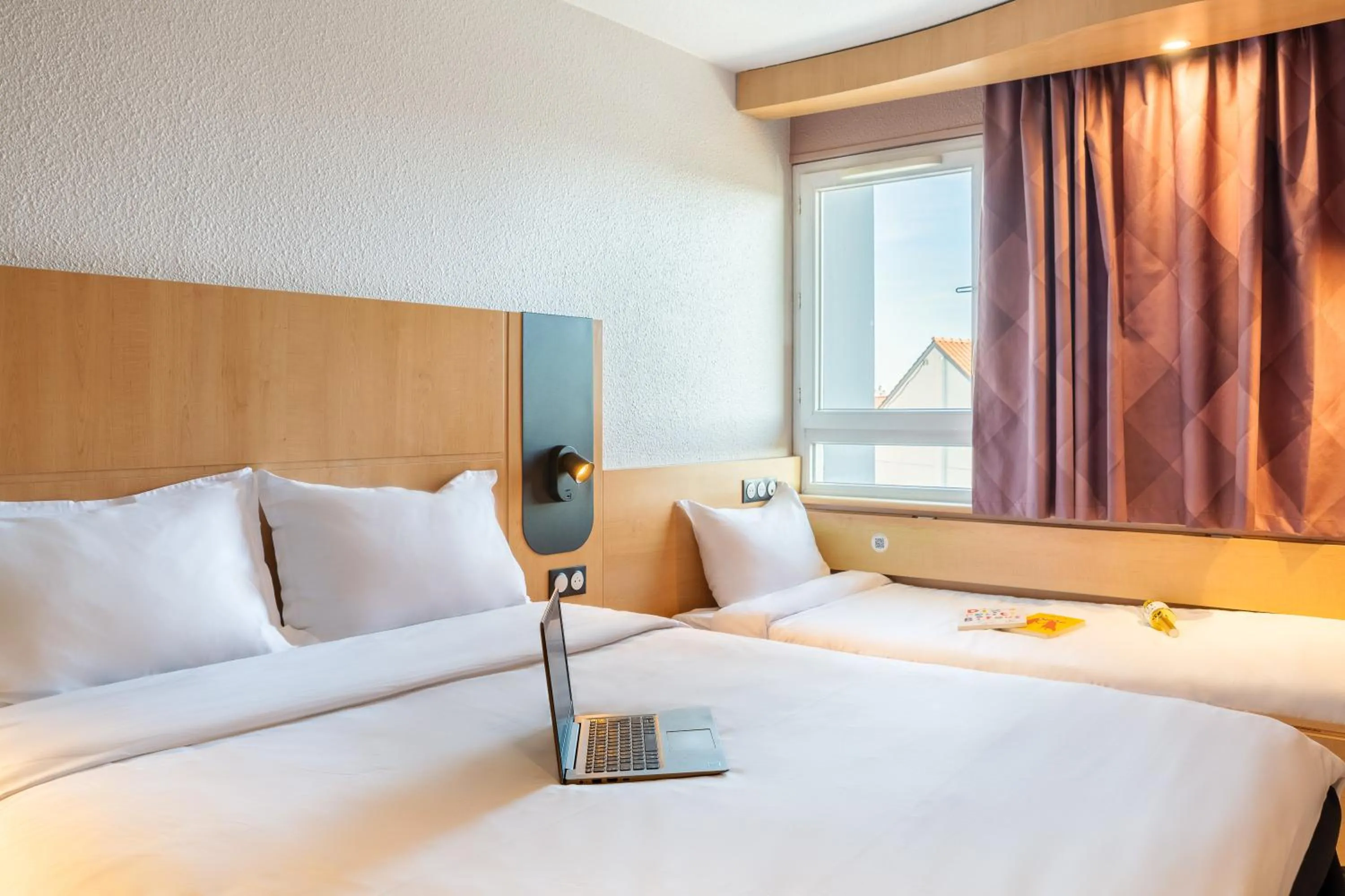 Bed in B&B HOTEL Lyon Eurexpo Bron