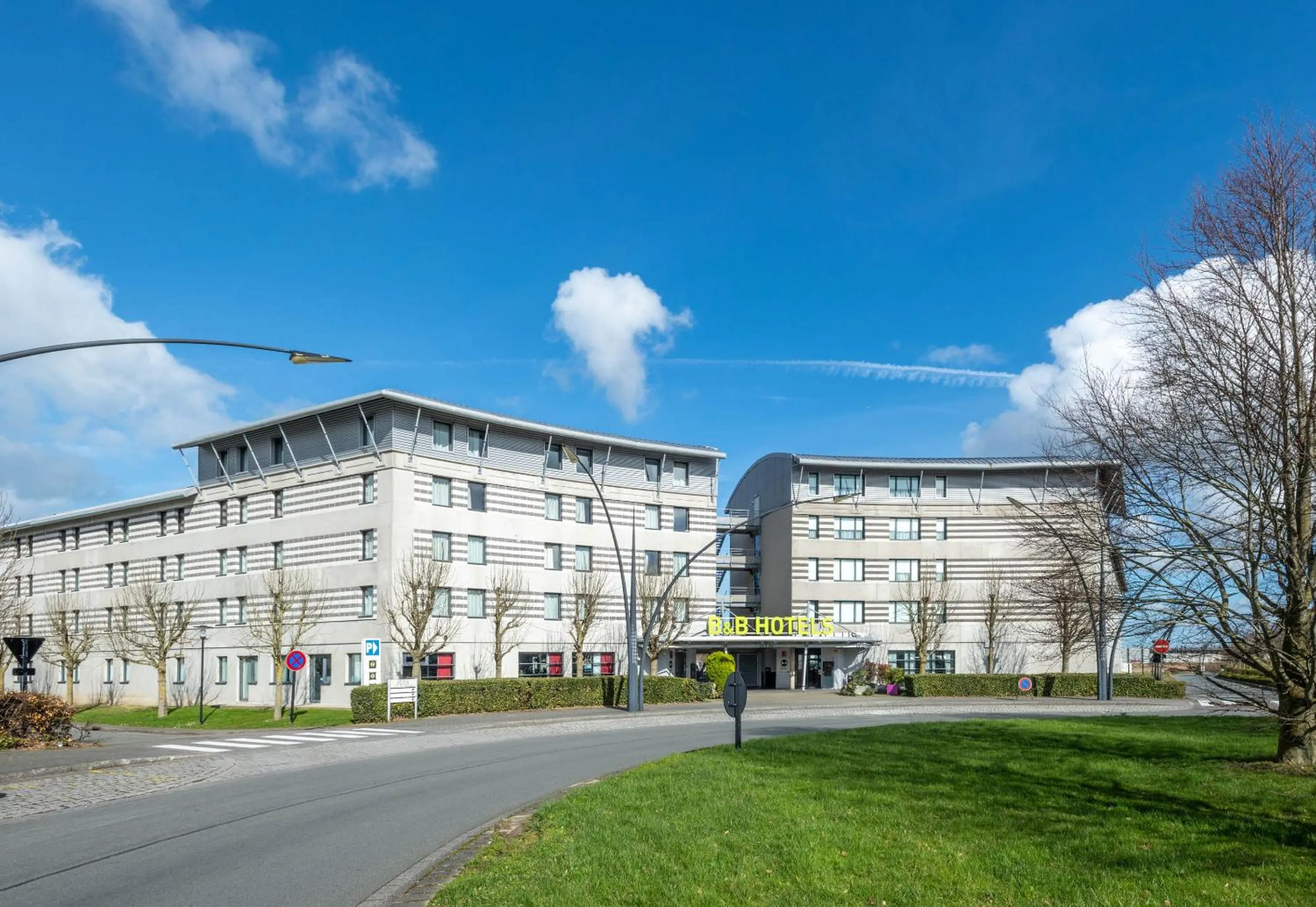 Property building in B&B HOTEL Calais Terminal Cité Europe 3 étoiles