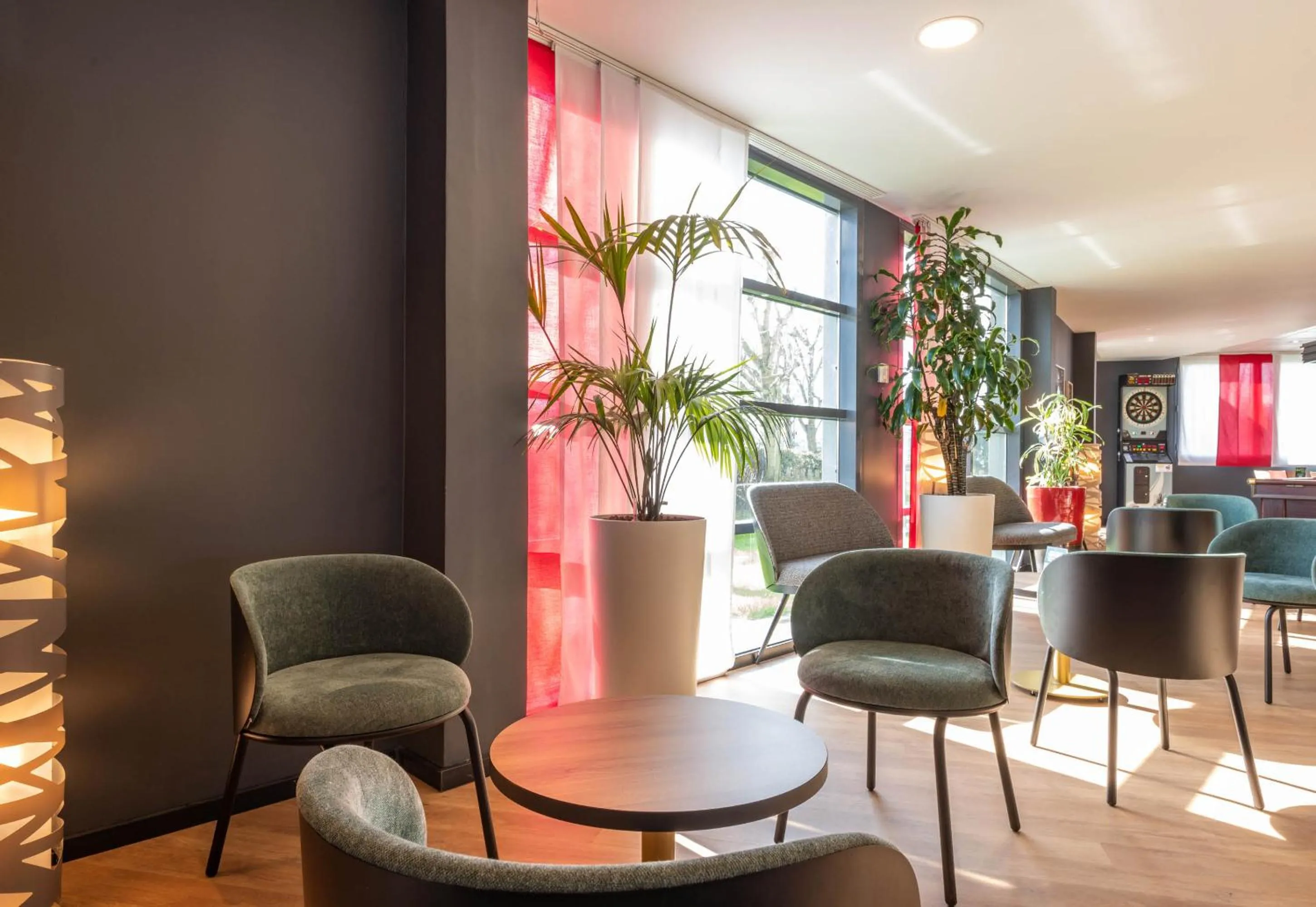 Lobby or reception in B&B HOTEL Calais Terminal Cité Europe 3 étoiles