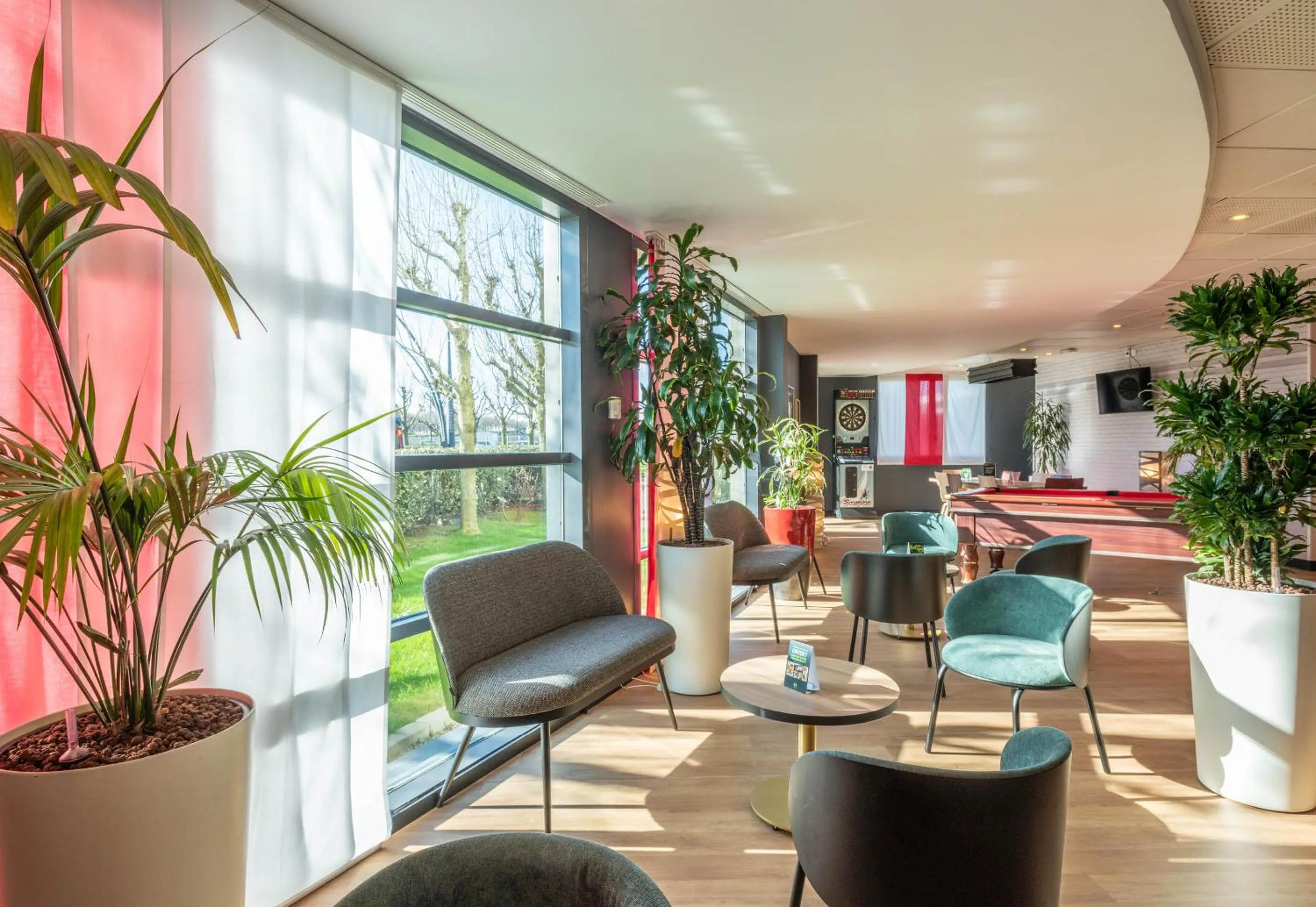 Lobby or reception in B&B HOTEL Calais Terminal Cité Europe 3 étoiles