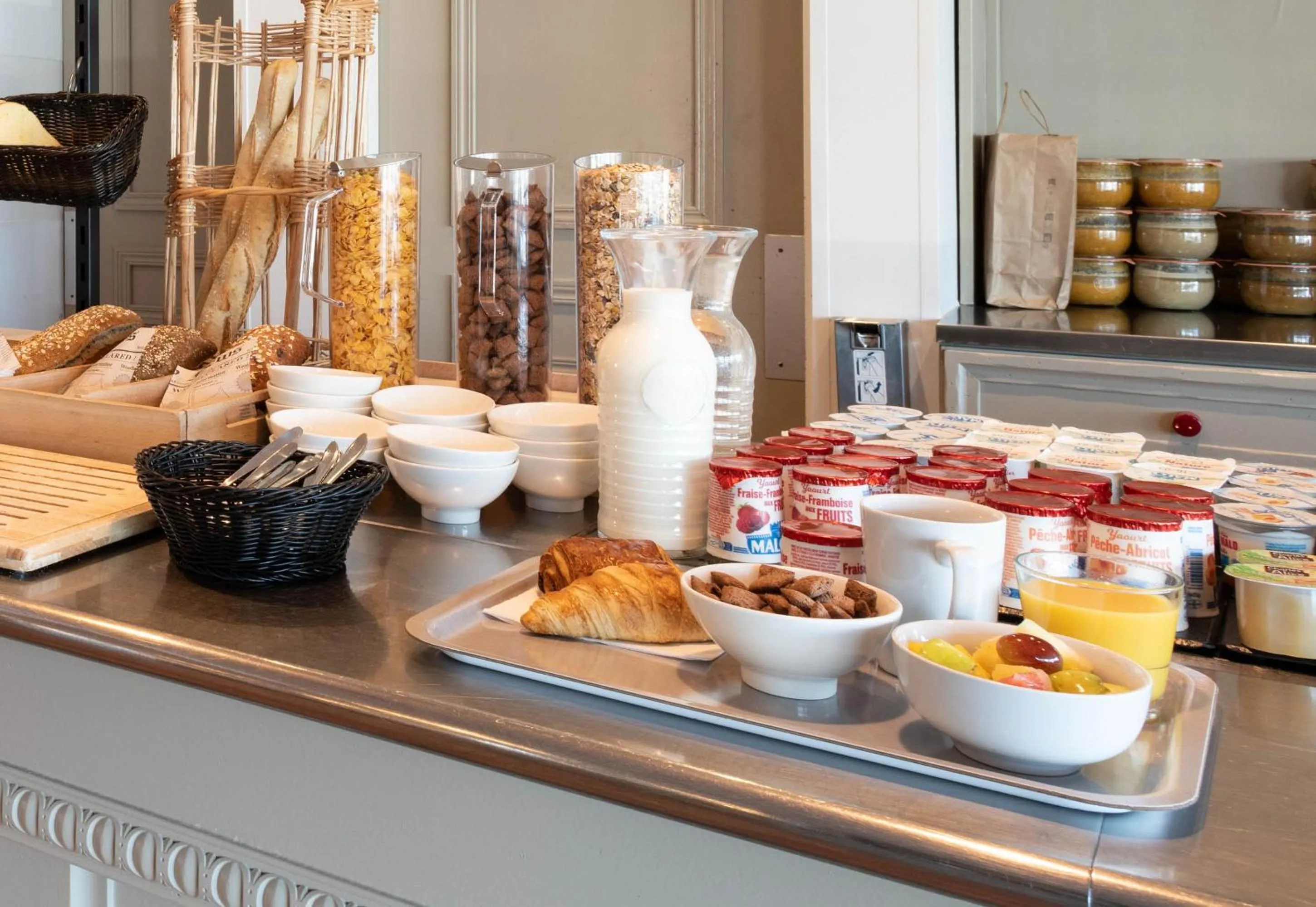 Breakfast in B&B HOTEL Calais Terminal Cité Europe 3 étoiles