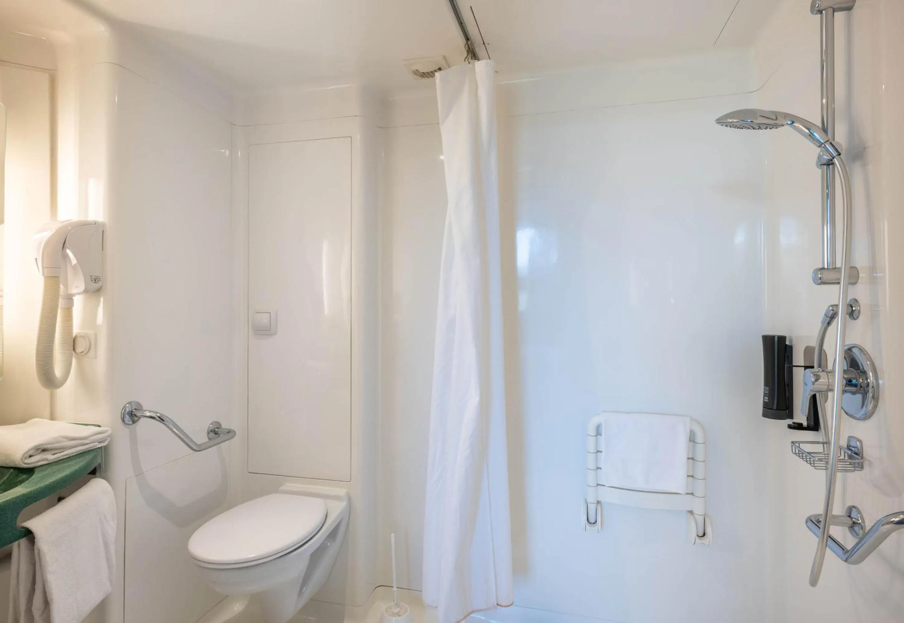 Bathroom in B&B HOTEL Calais Terminal Cité Europe 3 étoiles