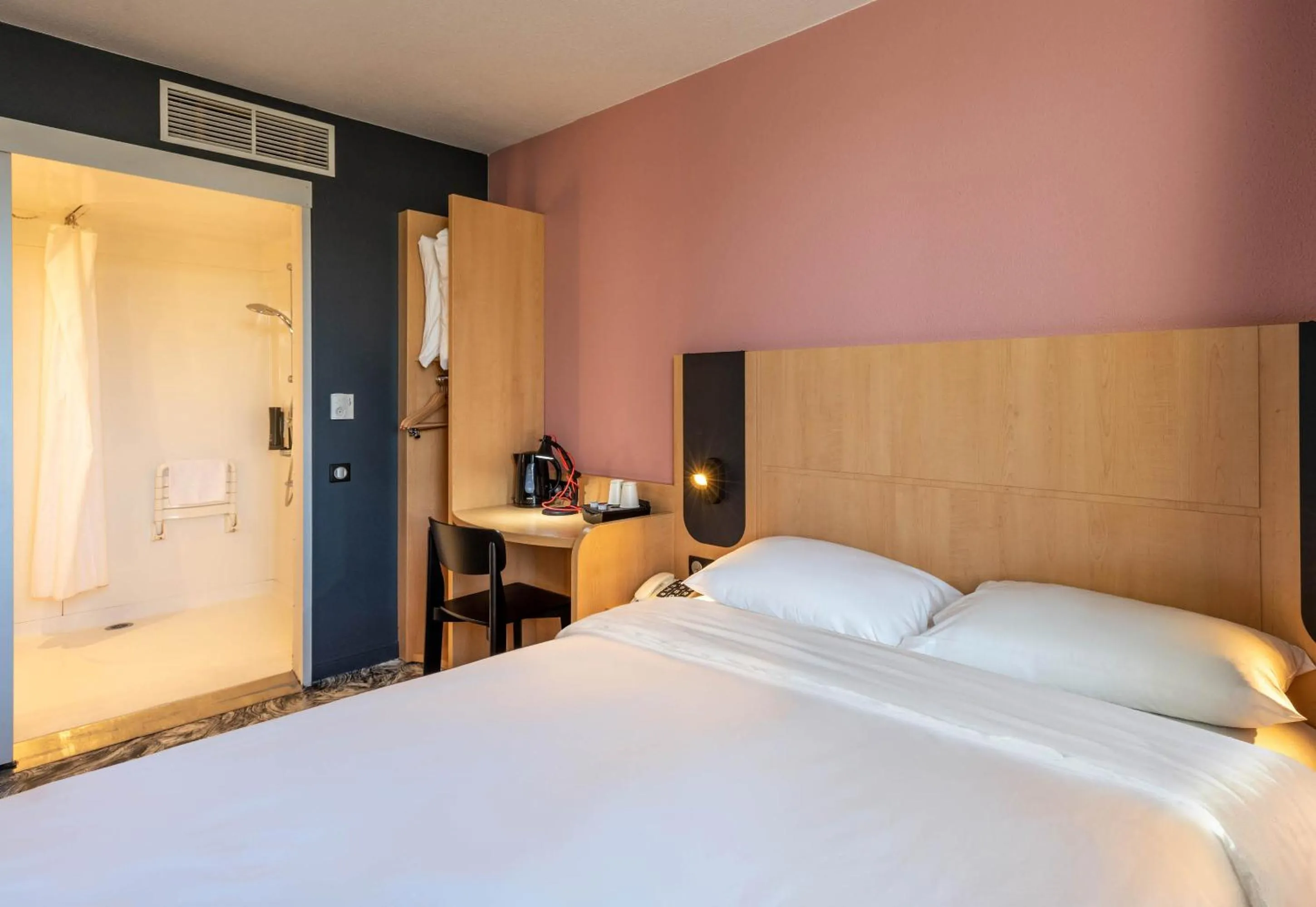 Bedroom, Bed in B&B HOTEL Calais Terminal Cité Europe 3 étoiles