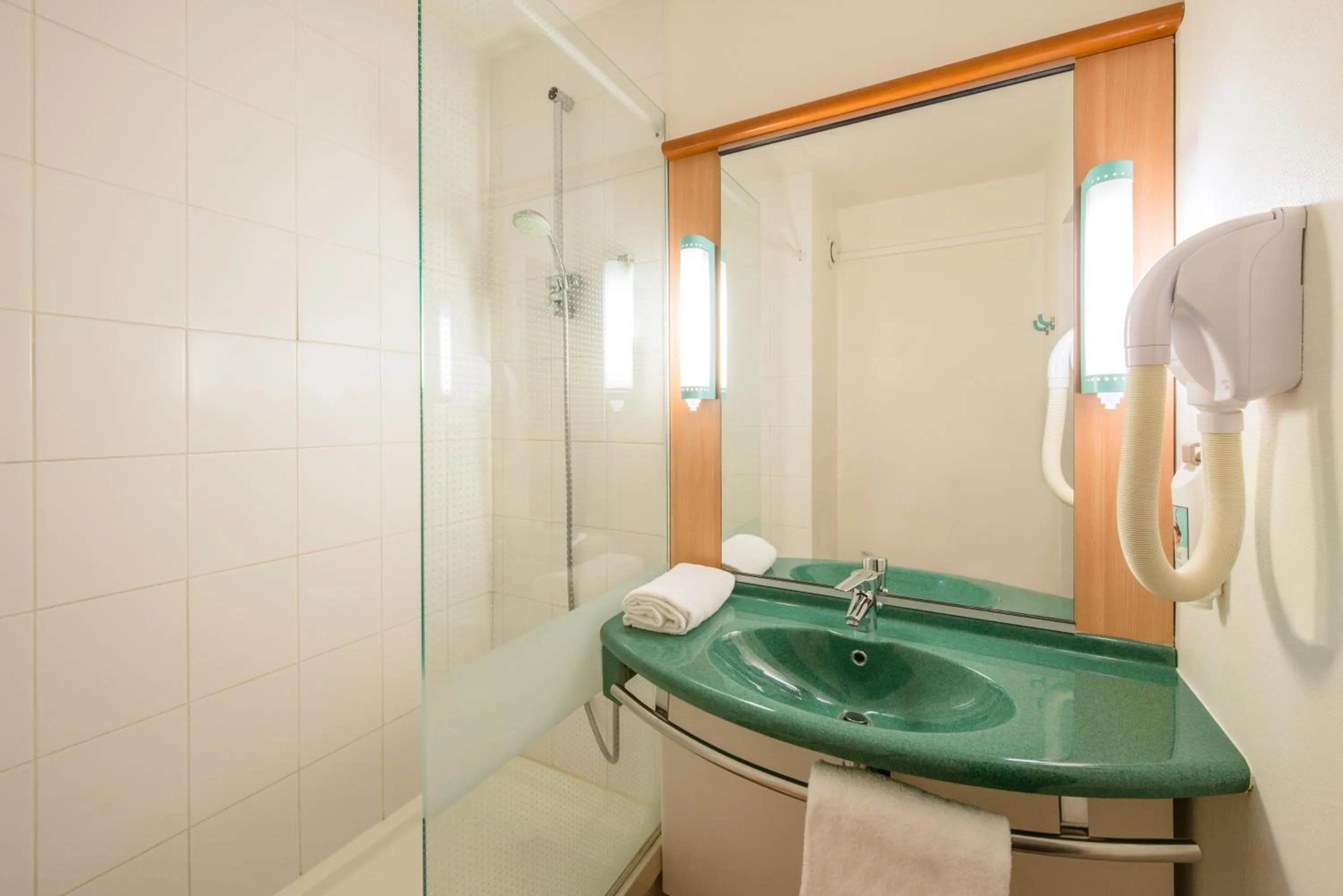 Shower in ibis Saint Rambert d'Albon